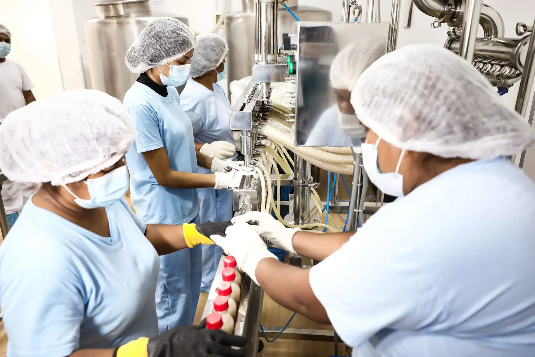 La empresa proveedora, ubicada en el distrito de San Martín de Porres, produce alimentos que se distribuirán a 39 507 estudiantes de 111 instituciones educativas públicas ubicadas en los distritos de Carabayllo, Comas, Los Olivos y Villa El Salvador. Foto: ANDINA/Midis