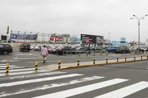 Playa de estacionamiento del aeropuerto Jorge Chávez. Foto: Ositrán.