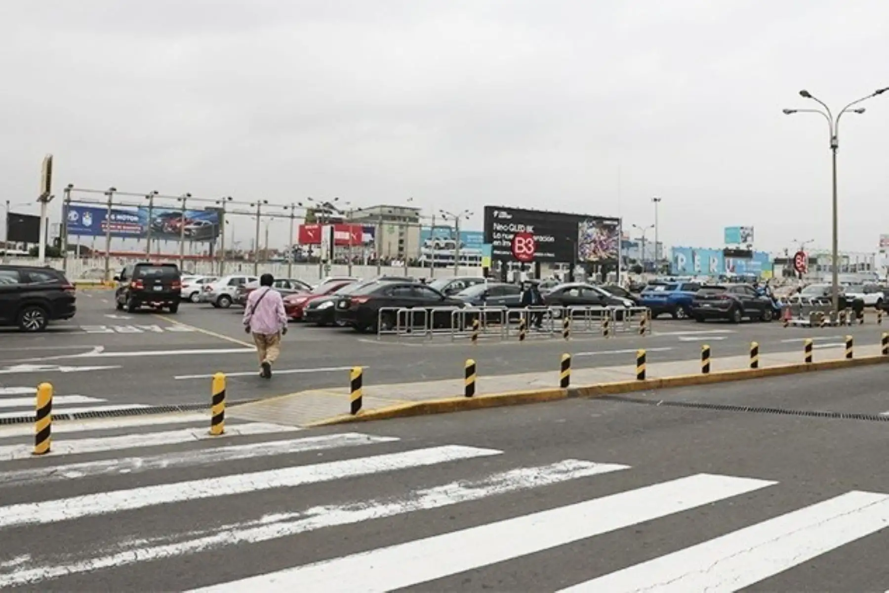 Playa de estacionamiento del aeropuerto Jorge Chávez. Foto: Ositrán.