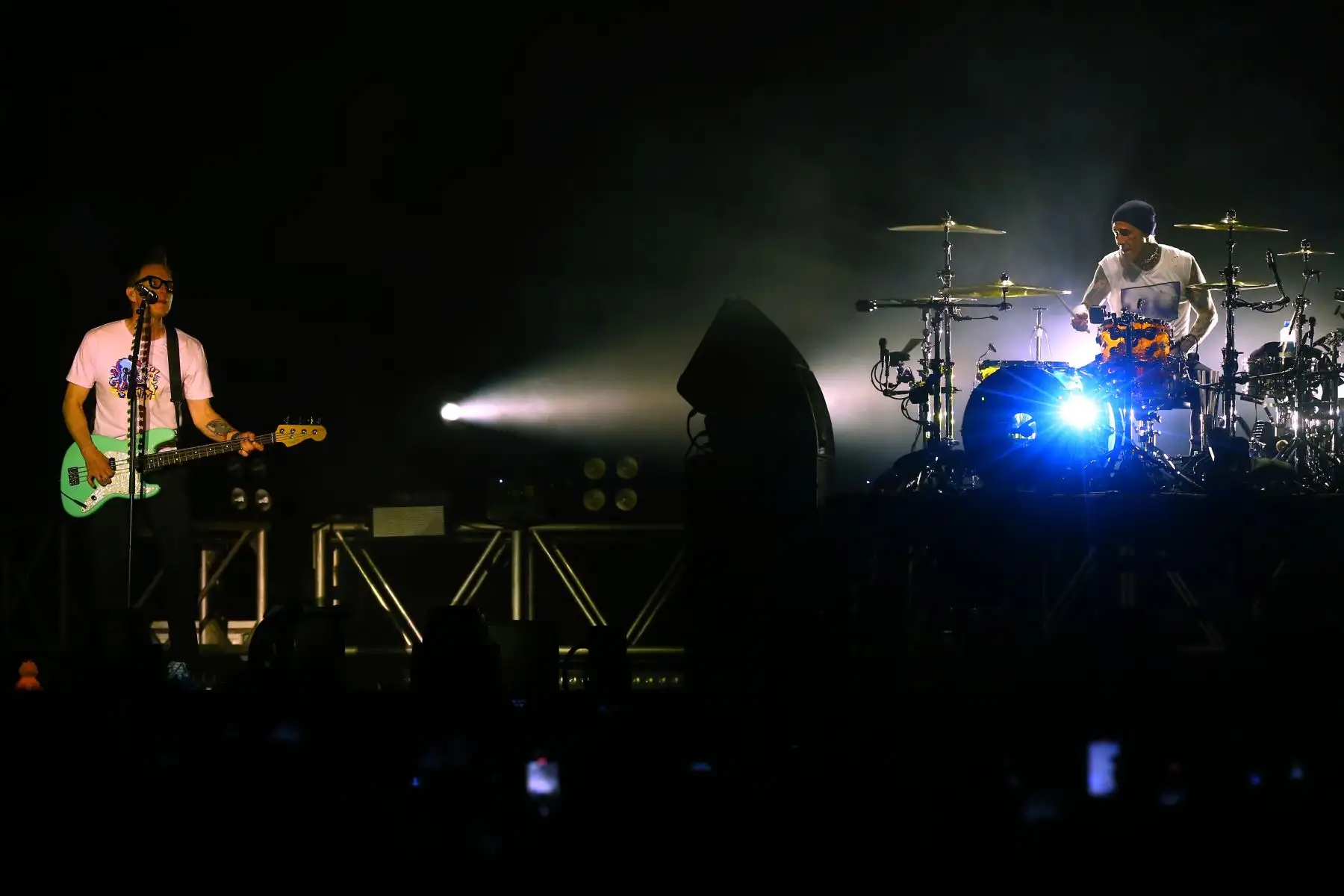 La emblemática banda de punk californiana, Blink-182, deleitó a sus miles de fanáticos peruanos en el estadio de la Universidad San Marcos, en donde ejecutaron muchos de sus clásicos temas como "All the small things", "Firstdate", "The Rock Show" y "What