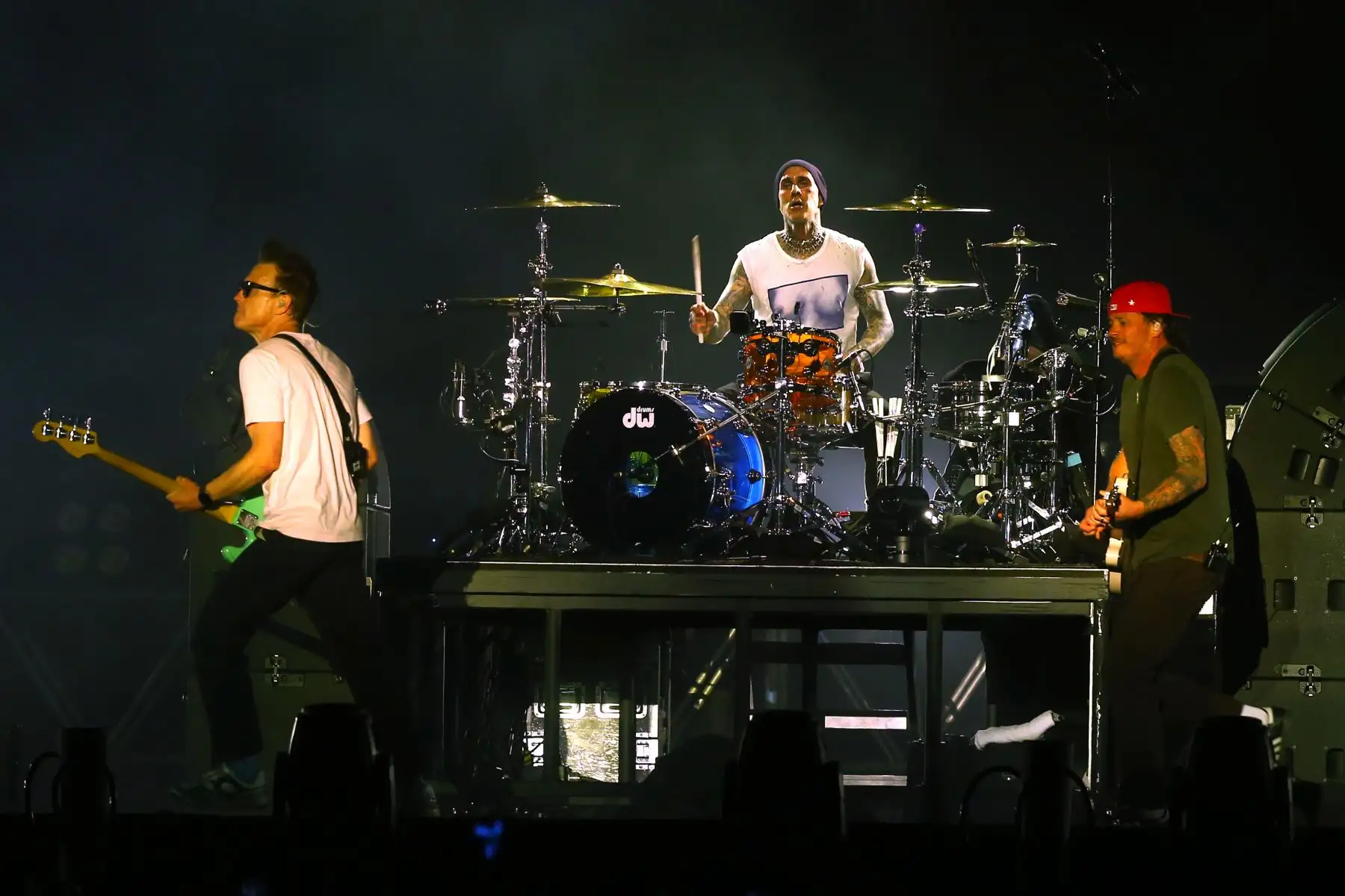 La emblemática banda de punk californiana, Blink-182, deleitó a sus miles de fanáticos peruanos en el estadio de la Universidad San Marcos, en donde ejecutaron muchos de sus clásicos temas como "All the small things", "Firstdate", "The Rock Show" y "What