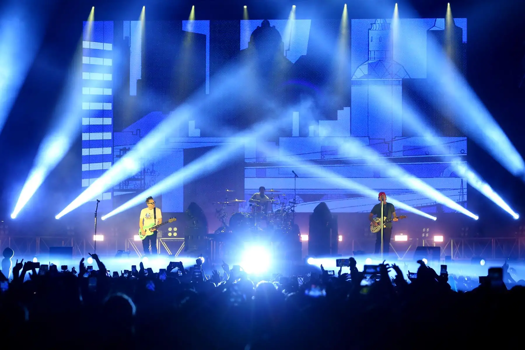 La emblemática banda de punk californiana, Blink-182, deleitó a sus miles de fanáticos peruanos en el estadio de la Universidad San Marcos, en donde ejecutaron muchos de sus clásicos temas como "All the small things", "Firstdate", "The Rock Show" y "What