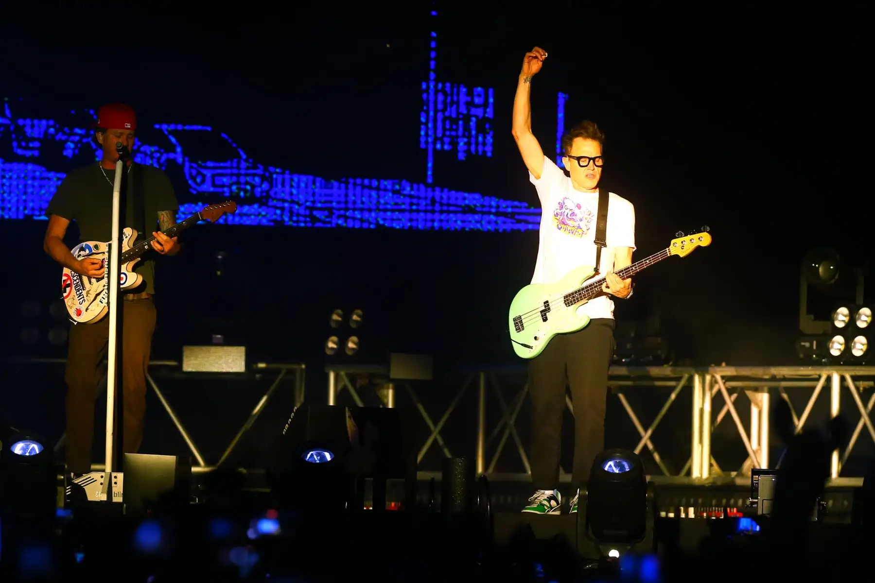 La emblemática banda de punk californiana, Blink-182, deleitó a sus miles de fanáticos peruanos en el estadio de la Universidad San Marcos, en donde ejecutaron muchos de sus clásicos temas como "All the small things", "Firstdate", "The Rock Show" y "What