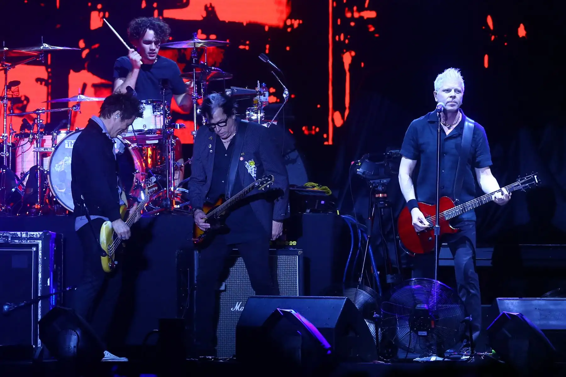 La banda de punk americana The Offspring se presentó en el estadio de la Universidad San Marcos, como banda telonera de Blink-182, tocando muchos de sus temás más emblemáticos como "Pretty fly" "The kids aren