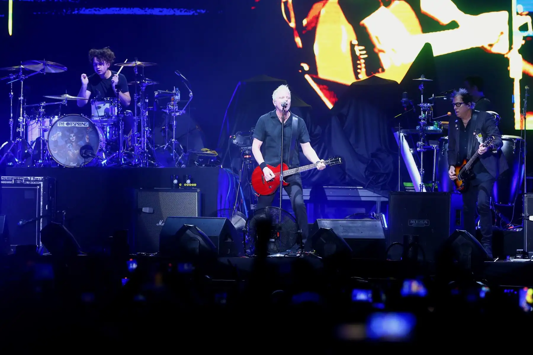 La banda de punk americana The Offspring se presentó en el estadio de la Universidad San Marcos, como banda telonera de Blink-182, tocando muchos de sus temás más emblemáticos como "Pretty fly" "The kids aren