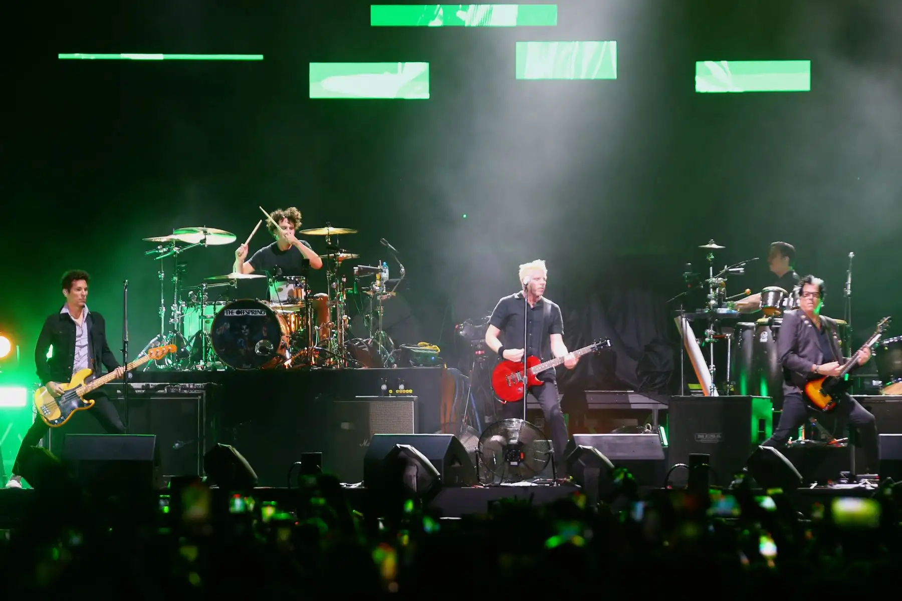 La banda de punk americana The Offspring se presentó en el estadio de la Universidad San Marcos, como banda telonera de Blink-182, tocando muchos de sus temás más emblemáticos como "Pretty fly" "The kids aren