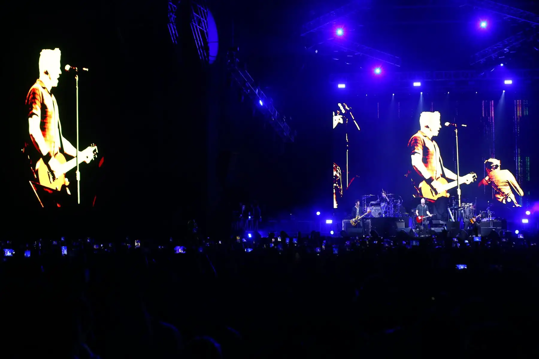 La banda de punk americana The Offspring se presentó en el estadio de la Universidad San Marcos, como banda telonera de Blink-182, tocando muchos de sus temás más emblemáticos como "Pretty fly" "The kids aren