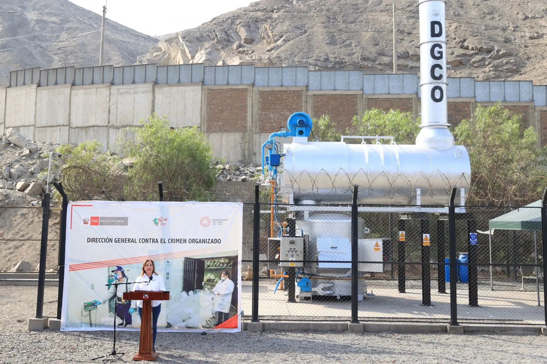 La presidenta de la república, Dina Boluarte, participa en la ceremonia de incineración de drogas decomisadas por la Policía Nacional del Perú (PNP).  Foto: ANDINA/Jhonel Rodríguez Robles