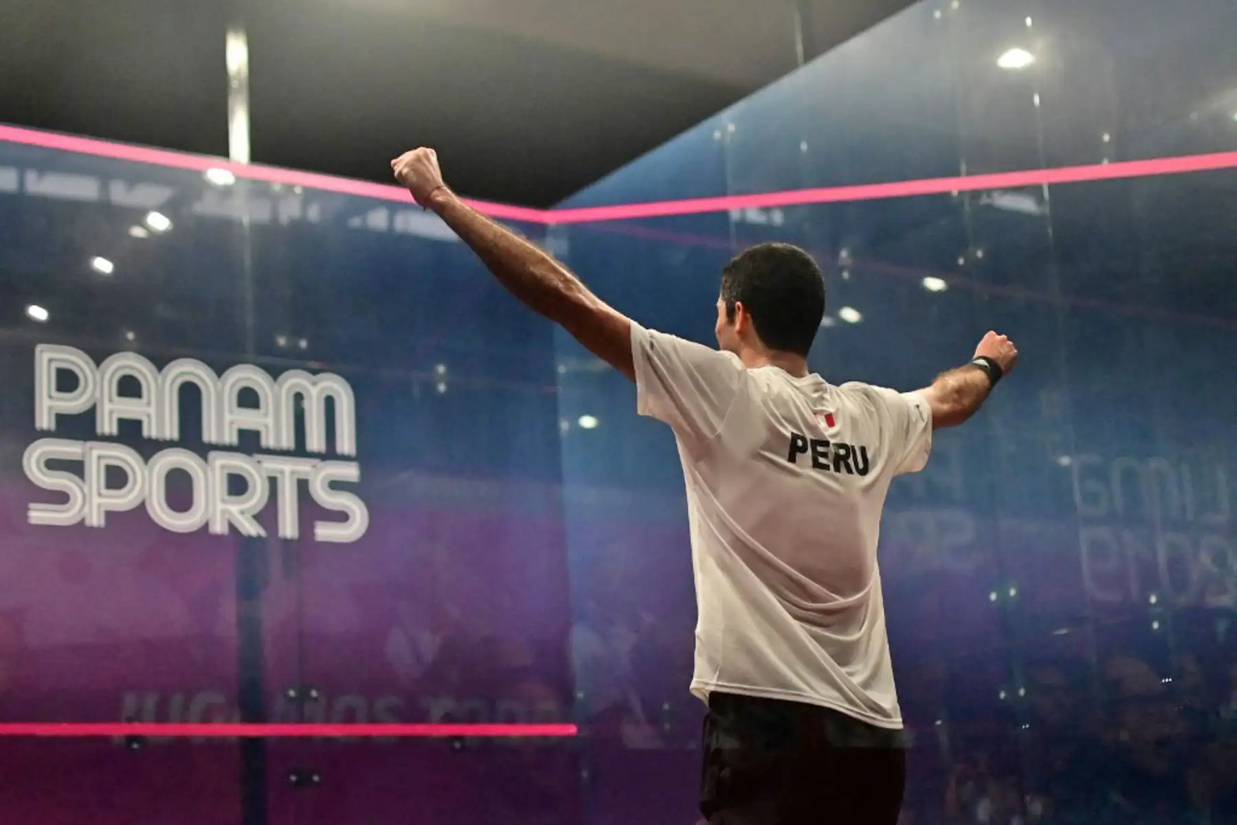 Diego Elías celebra tras ganar la medalla de oro en squash al derrotar al colombiano Miguel Ángel Rodríguez en la final individual masculina de los Juegos Panamericanos Lima 2019, el 27 de julio de 2019. Foto: AFP