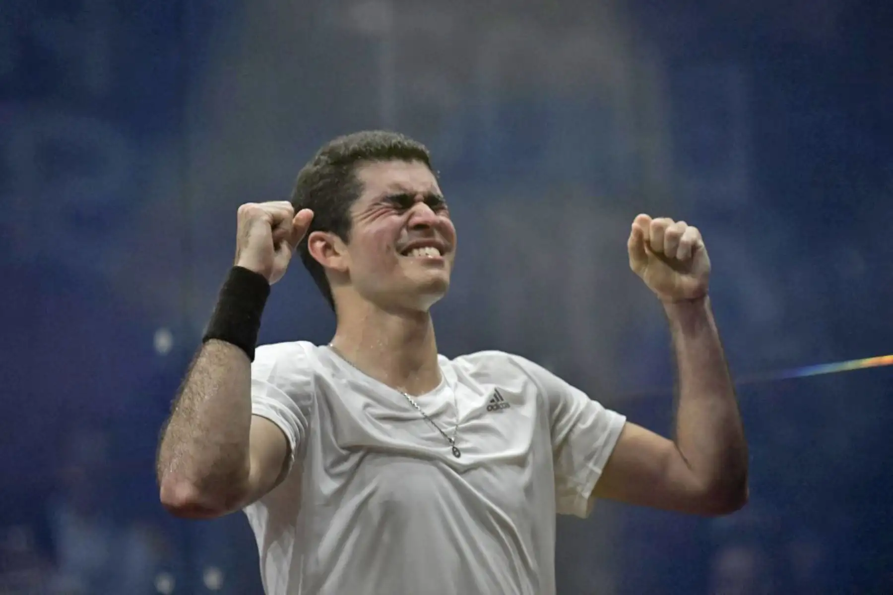 Diego Elías celebra tras ganar la medalla de oro en squash al derrotar al colombiano Miguel Ángel Rodríguez en la final individual masculina de los Juegos Panamericanos Lima 2019, el 27 de julio de 2019. Foto: AFP
