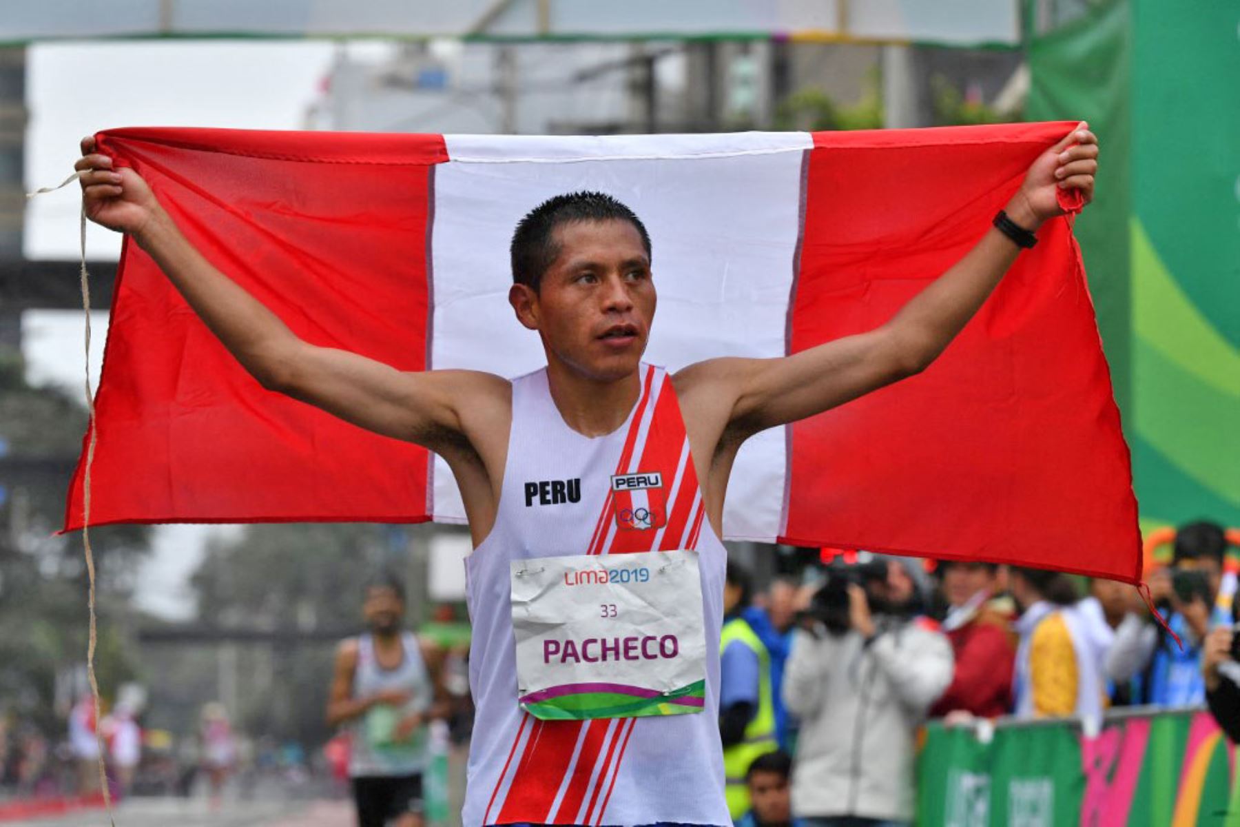 Christian Pacheco celebra después de ganar la medalla de oro en el maratón masculino de los Juegos Panamericanos Lima 2019 en Lima, el 27 de julio de 2019. Foto: AFP