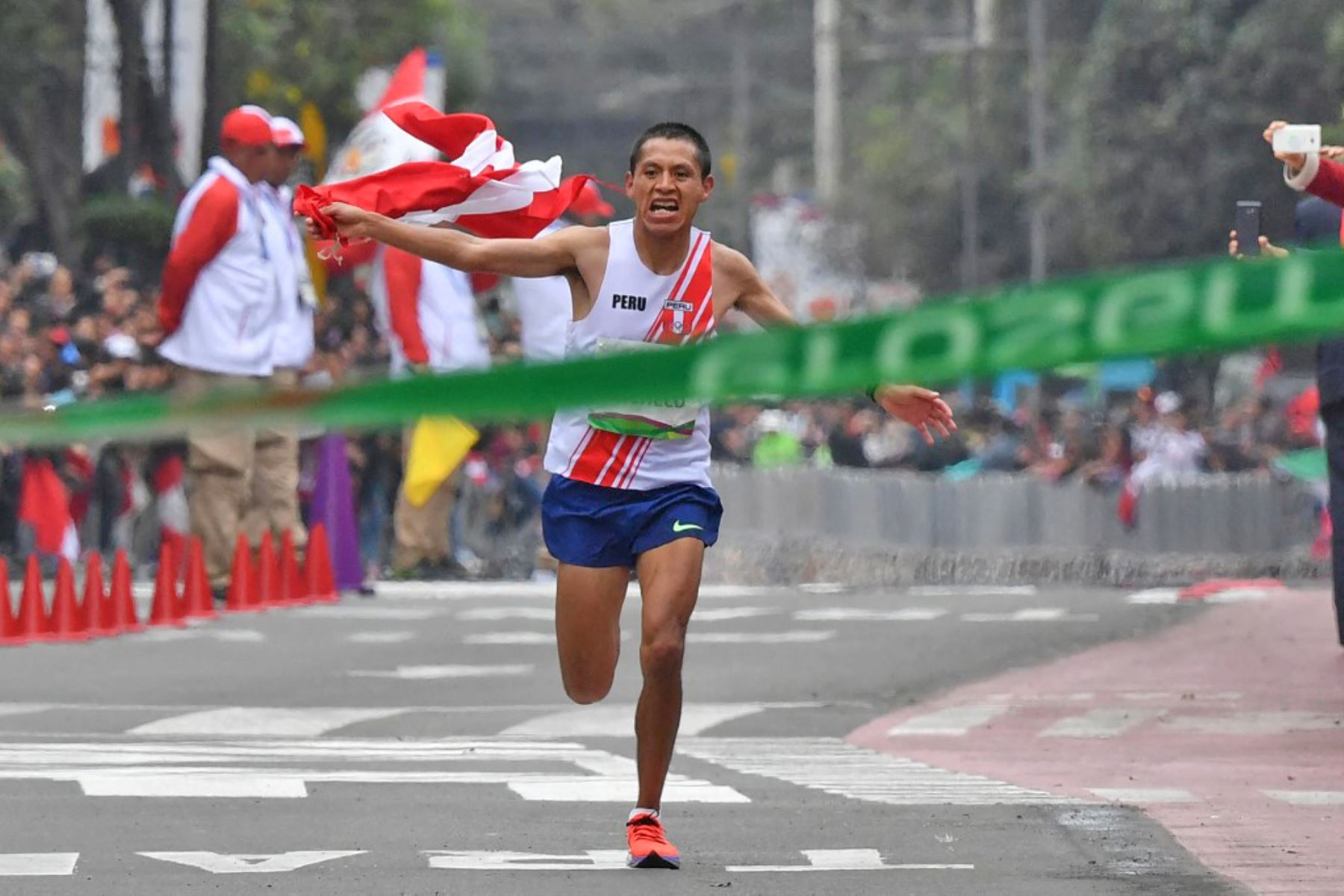 Christian Pacheco celebra después de ganar la medalla de oro en el maratón masculino de los Juegos Panamericanos Lima 2019 en Lima, el 27 de julio de 2019. Foto: AFP