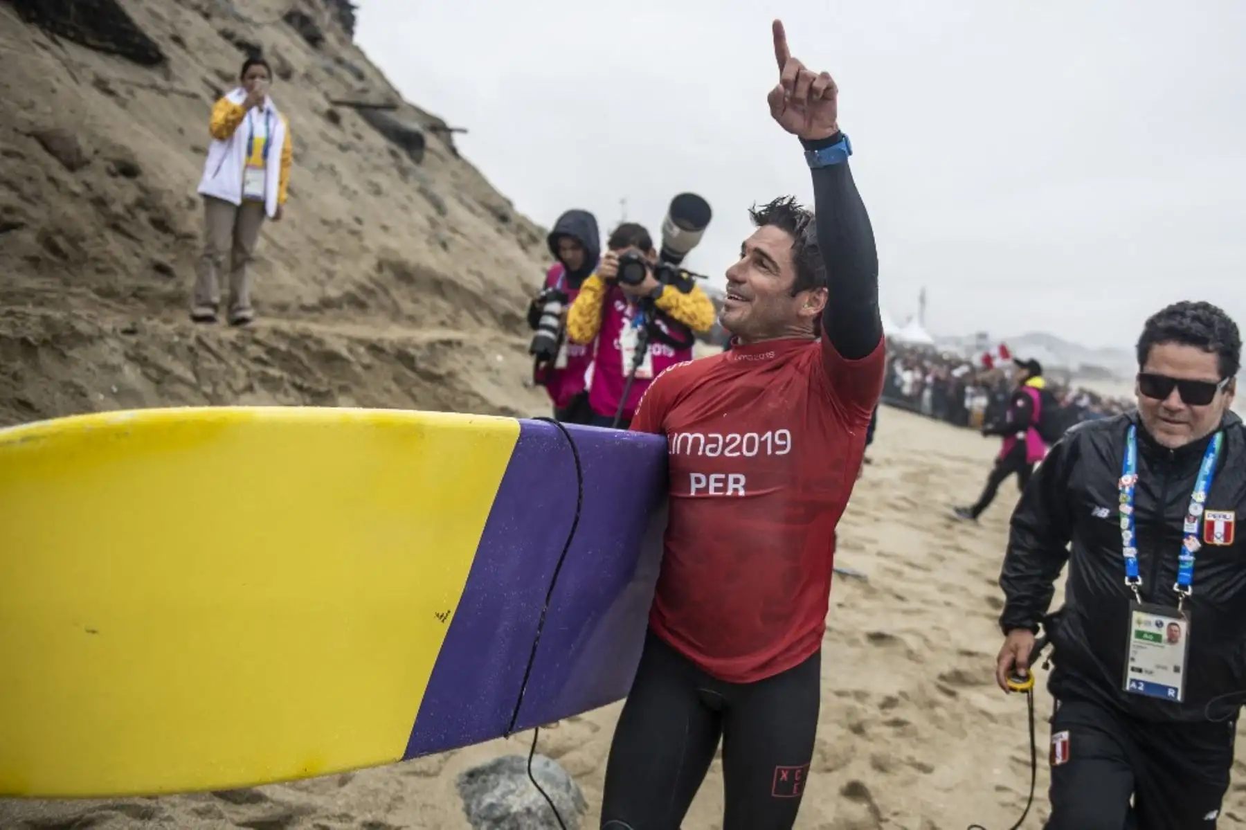 Benoit Clemente celebra tras ganar la medalla de oro en la final de longboard masculino de surf en los Juegos Panamericanos Lima 2019 en la playa Punta Rocas,  el 4 de agosto de 2019. Foto: AFP
