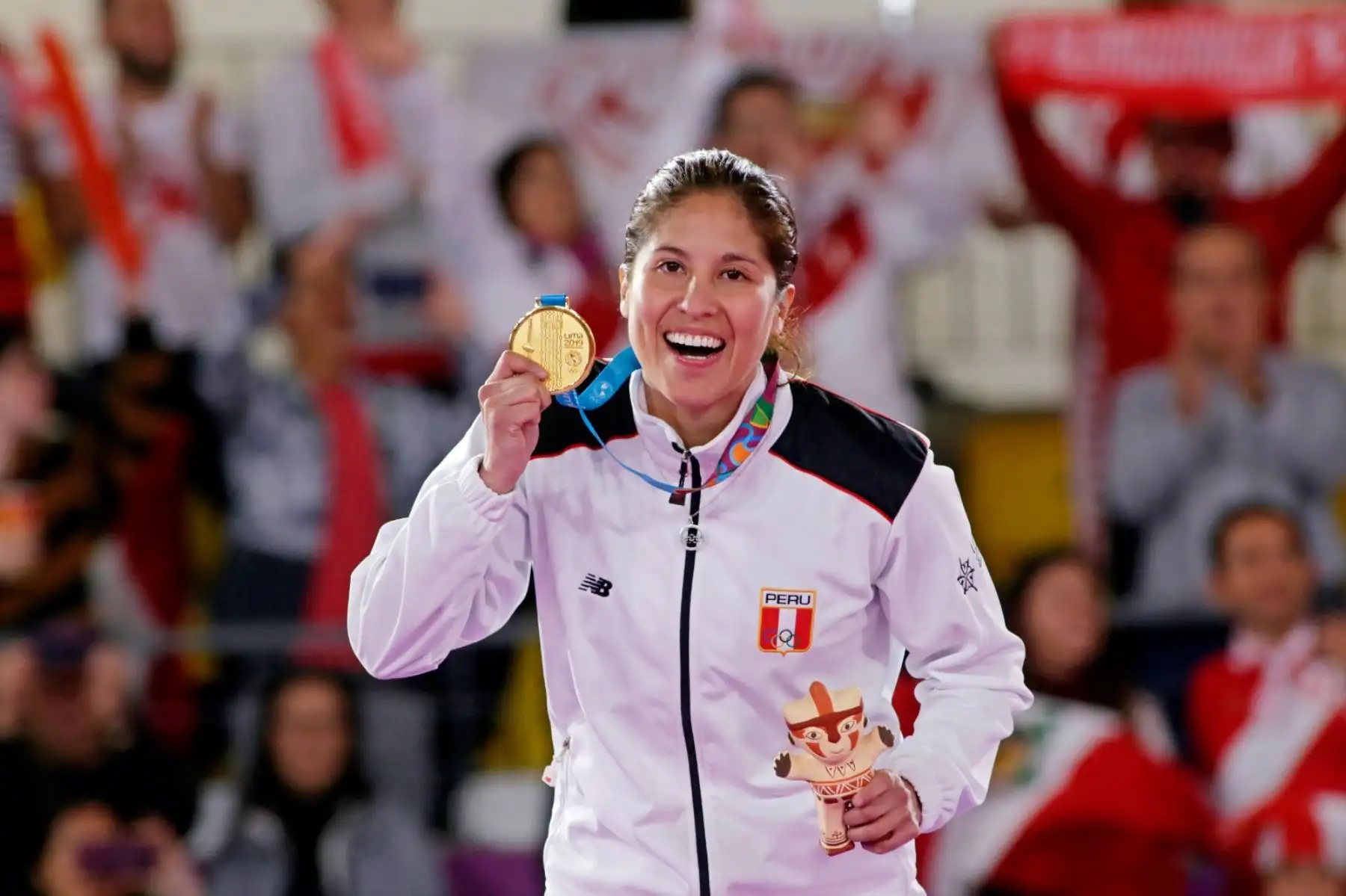 Los aplausos y elogios para Alexandra Grande. La deportista nacional nuevamente hizo que el país sienta orgullo de ella. Grande ganó la final de karate y logró la medalla de oro en la modalidad de Kumite 61 kg. Foto: ANDINA/ Lima 2019