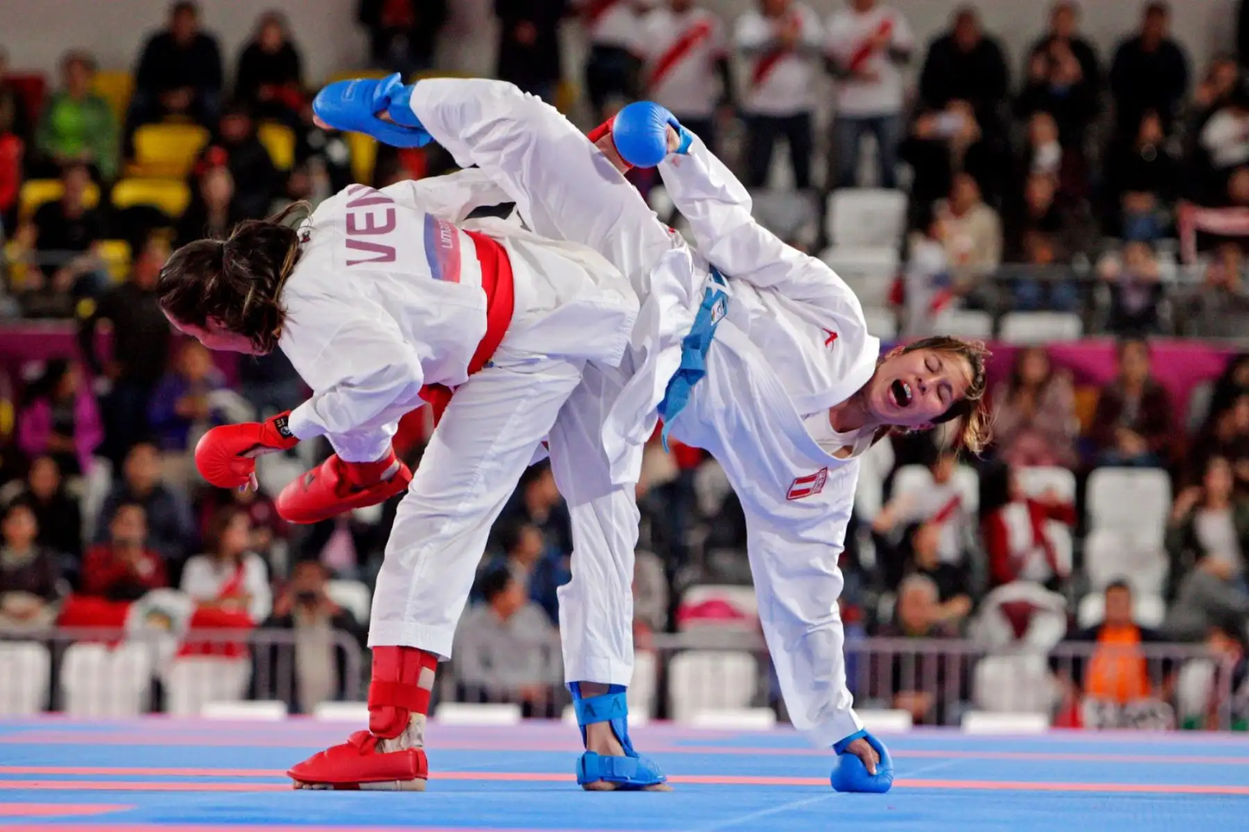 Los aplausos y elogios para Alexandra Grande. La deportista nacional nuevamente hizo que el país sienta orgullo de ella. Grande ganó la final de karate y logró la medalla de oro en la modalidad de Kumite 61 kg. Foto: ANDINA/ Lima 2019