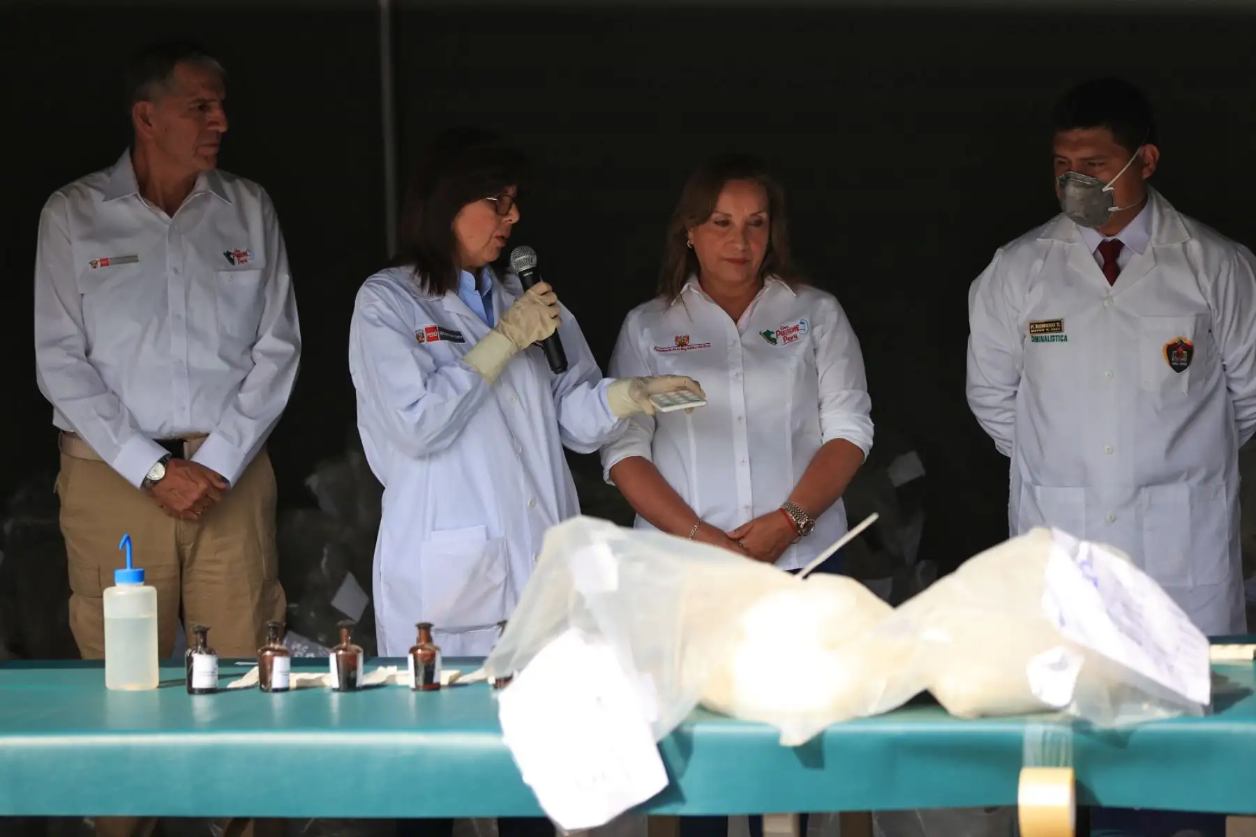 La presidenta de la república, Dina Boluarte, participa en la ceremonia de incineración de drogas decomisadas por la Policía Nacional del Perú (PNP).  Foto: ANDINA/Jhonel Rodríguez Robles