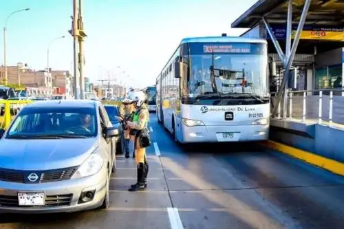 Dos jóvenes murieron atropellados por policía que invadió carril del Metropolitano. Luego de ello, la ATU y la PNP desarrollaron un nuevo operativo para sancionar a quienes invaden las vías exclusivas del Metropolitano. Foto: ATU
