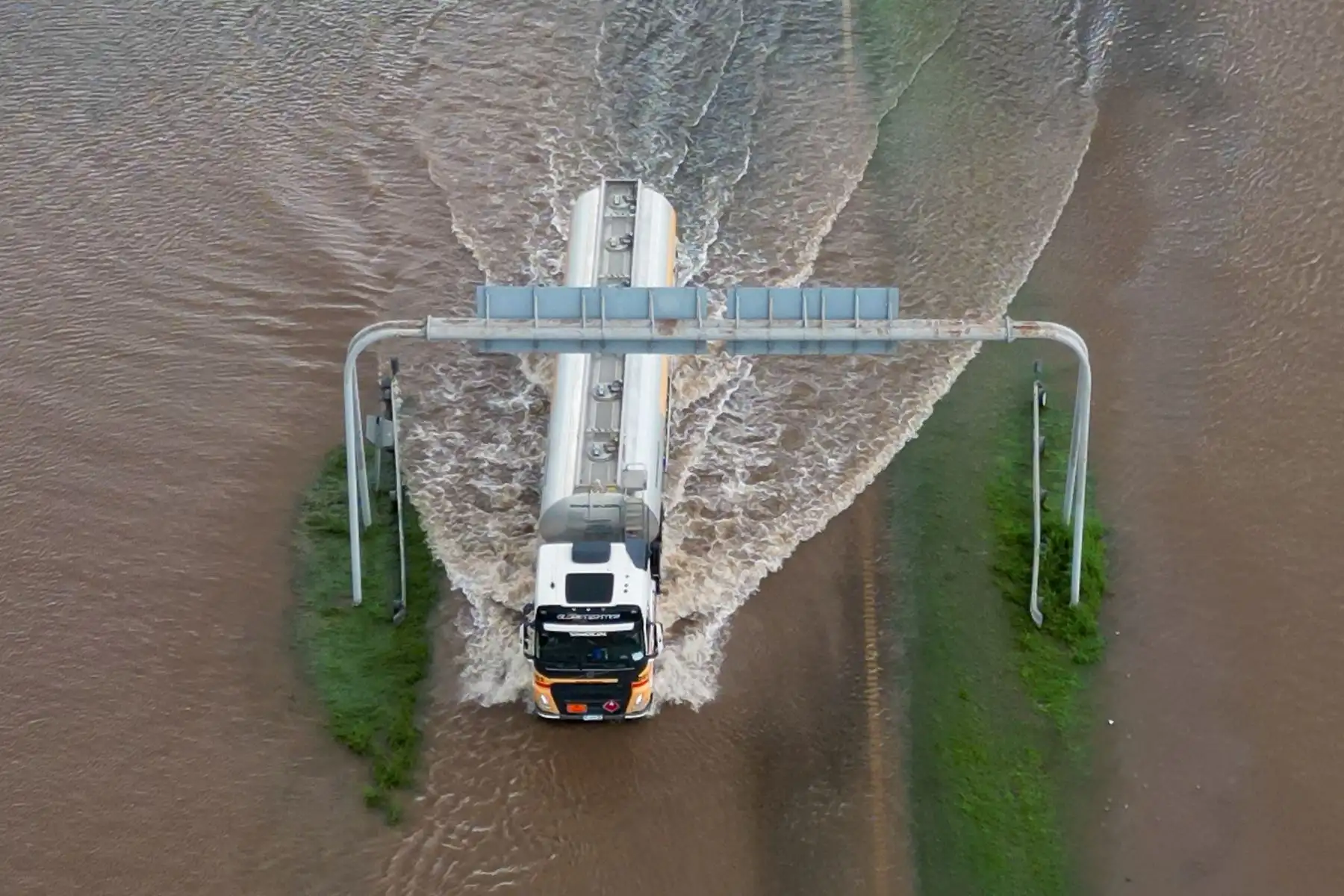 Un camión que transita por una carretera inundada este miércoles en San Nicolás de los Arroyos, en la provincia de Buenos Aires (Argentina). Las alertas naranja y amarilla por tormentas siguen este miércoles rigiendo sobre la ciudad de Buenos Aires y varias provincias vecinas, después de los destrozos e inundaciones que se provocaron en la víspera por la cortina de lluvias y fuertes ráfagas de viento. Foto: EFE