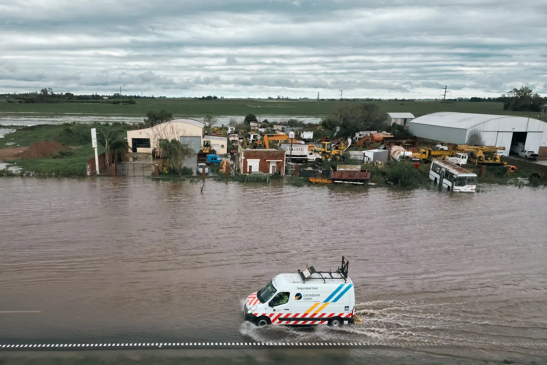 Un vehículo de la entidad Corredores Viales del Ministerio de Obras Públicas de Argentina transita por una carretera inundada este miércoles en San Nicolás de los Arroyos, en la provincia de Buenos Aires (Argentina). Las alertas naranja y amarilla por tormentas siguen este miércoles rigiendo sobre la ciudad de Buenos Aires y varias provincias vecinas, después de los destrozos e inundaciones que se provocaron en la víspera por la cortina de lluvias y fuertes ráfagas de viento. Foto: EFE