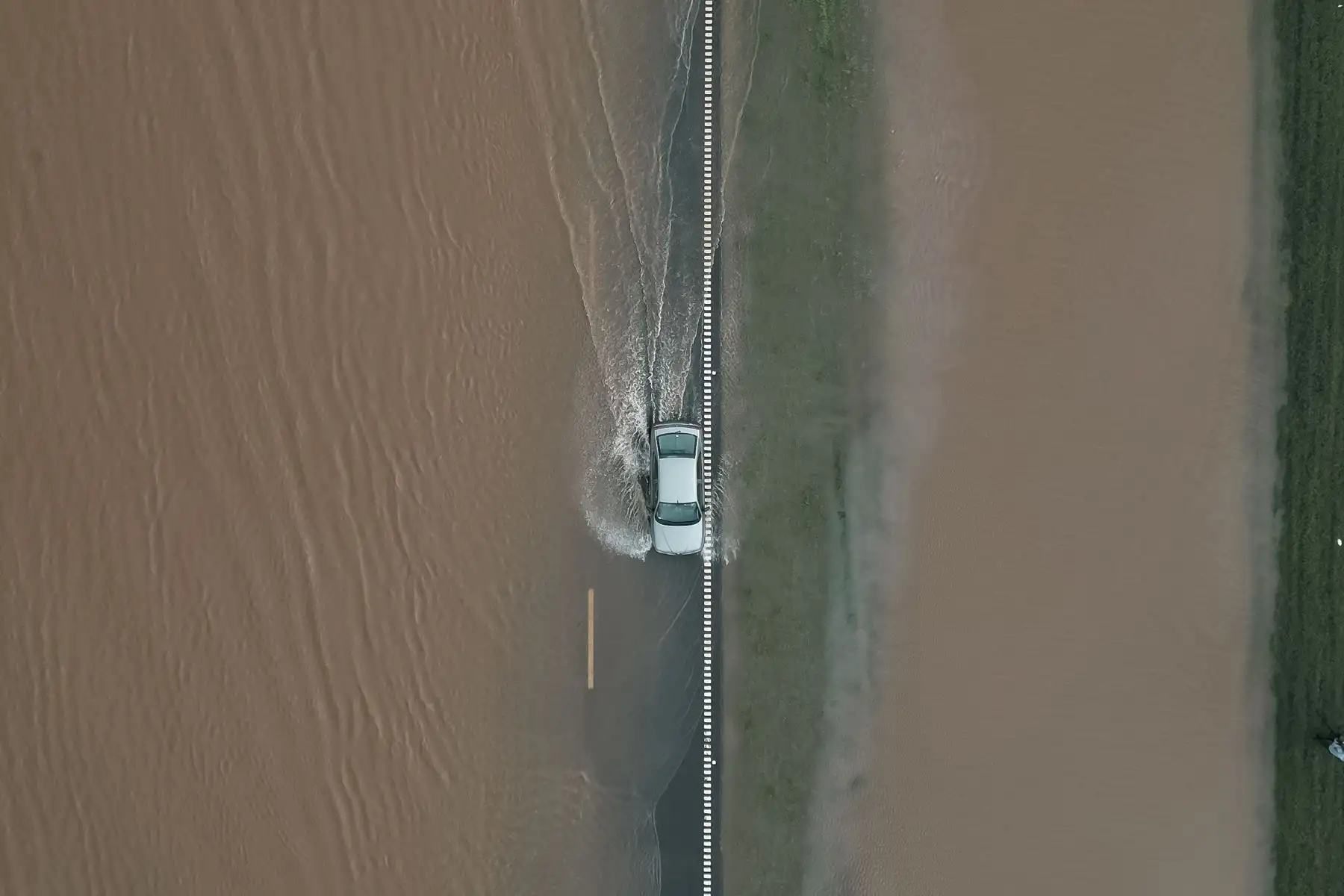 Rige una alerta naranja de tormenta que implica caída de 60 a 100 milímetros de lluvias con ráfagas y granizo en la capital argentina y los alrededores en la provincia de Buenos Aires, el sur de Entre Ríos (este) y el sudoeste de Santa Fe (centro-este). Foto: EFE