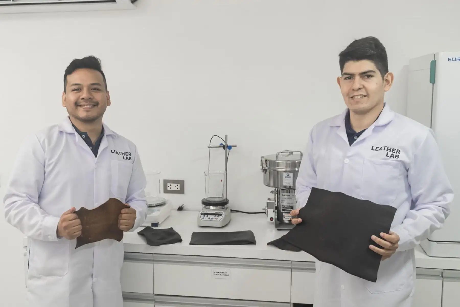 Este material ecoamigable posee una durabilidad y resistencia similar a las fibras del cuero vacuno, sin generar el impacto ambiental negativo asociado a la industria tradicional