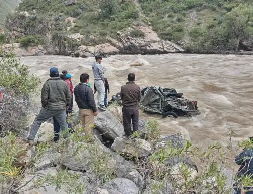 Una camioneta de la municipalidad de Pacapausa cayó a un profundo abismo en la provincia de Víctor Fajardo, en Ayacucho. El trágico accidente dejó dos muertos. ANDINA/Difusión