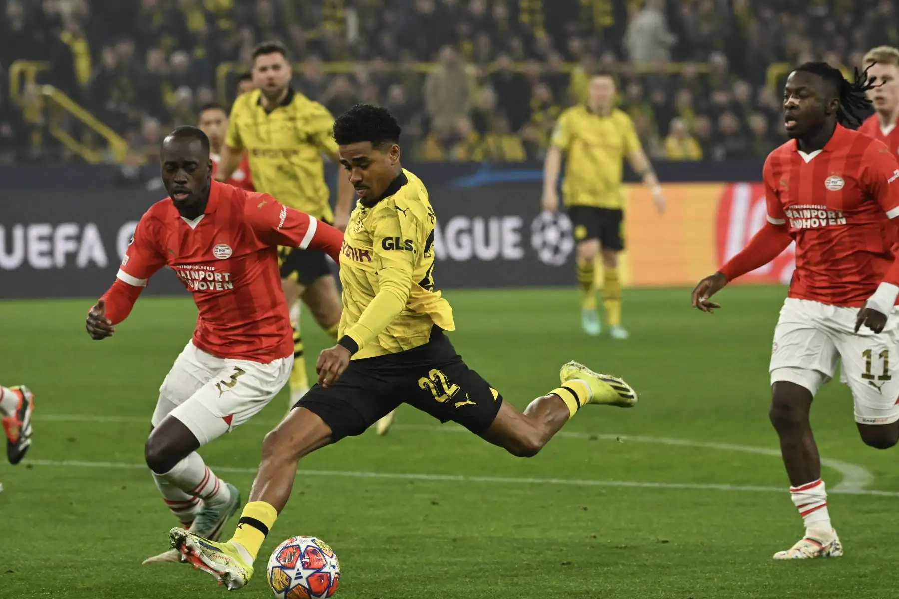 El defensor holandés  de Dortmund, Ian Maatsen , patea el balón durante el partido de vuelta de los octavos de final de la Liga de Campeones de la UEFA entre el BVB Borussia Dortmund y el PSV Eindhoven en el estadio Signal Iduna de Dortmund, en el oeste de Alemania.
Foto: AFP