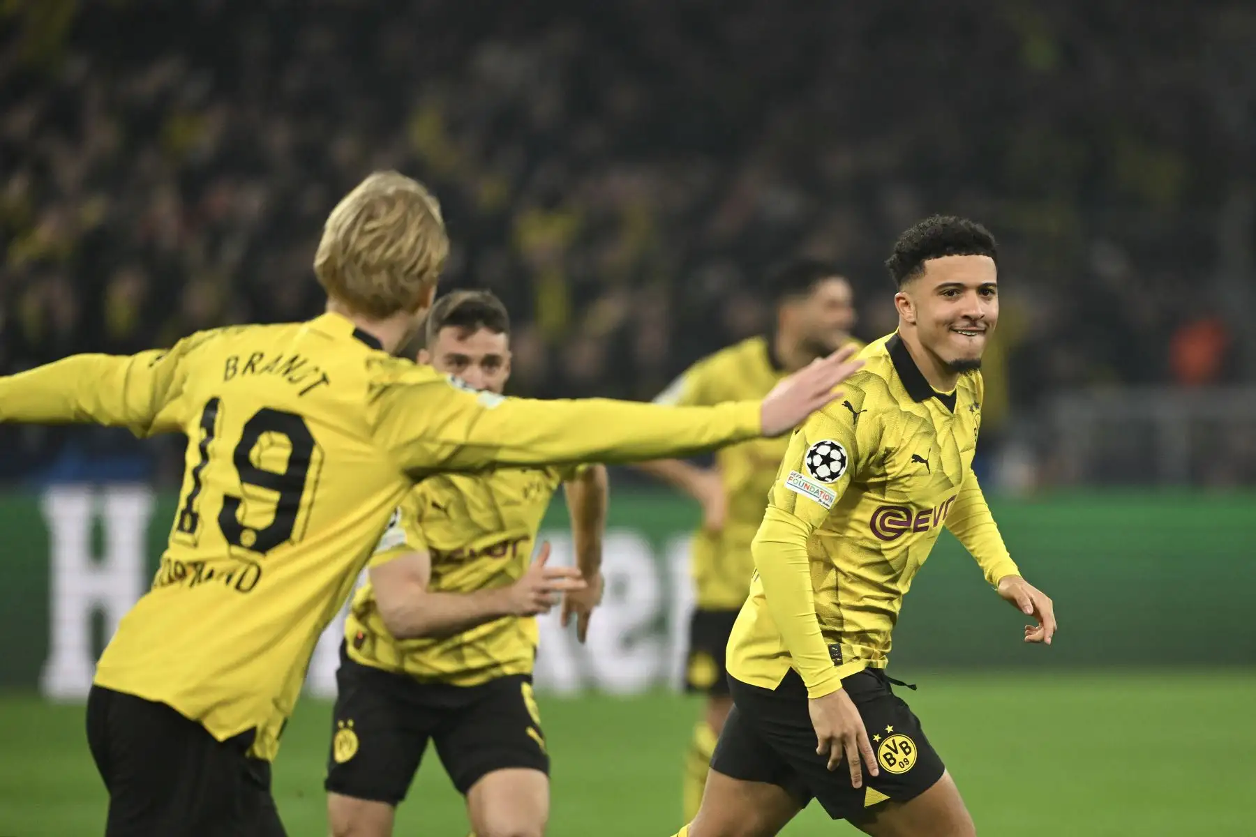 El centrocampista inglés del Dortmund, Jadon Sancho  celebra después de anotar el primer gol 1-0 durante el partido de vuelta de octavos de final de la Liga de Campeones de la UEFA BVB Borussia Dortmund contra PSV Eindhoven en el estadio Signal Iduna en Dortmund, oeste de Alemania.
Foto: AFP