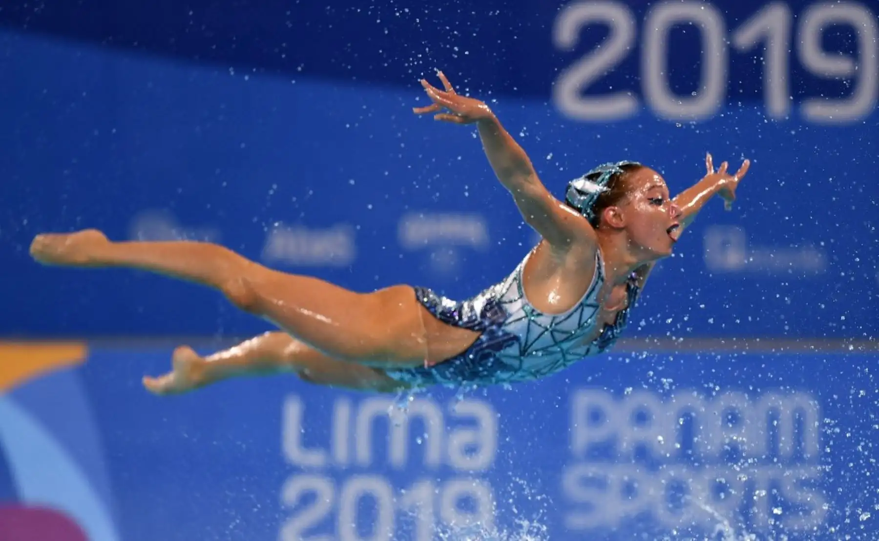 El equipo de natación artística de Estados Unidos se presenta en la prueba de rutina libre de los Juegos Panamericanos Lima 2019, el 31 de julio de 2019. Foto: AFP
