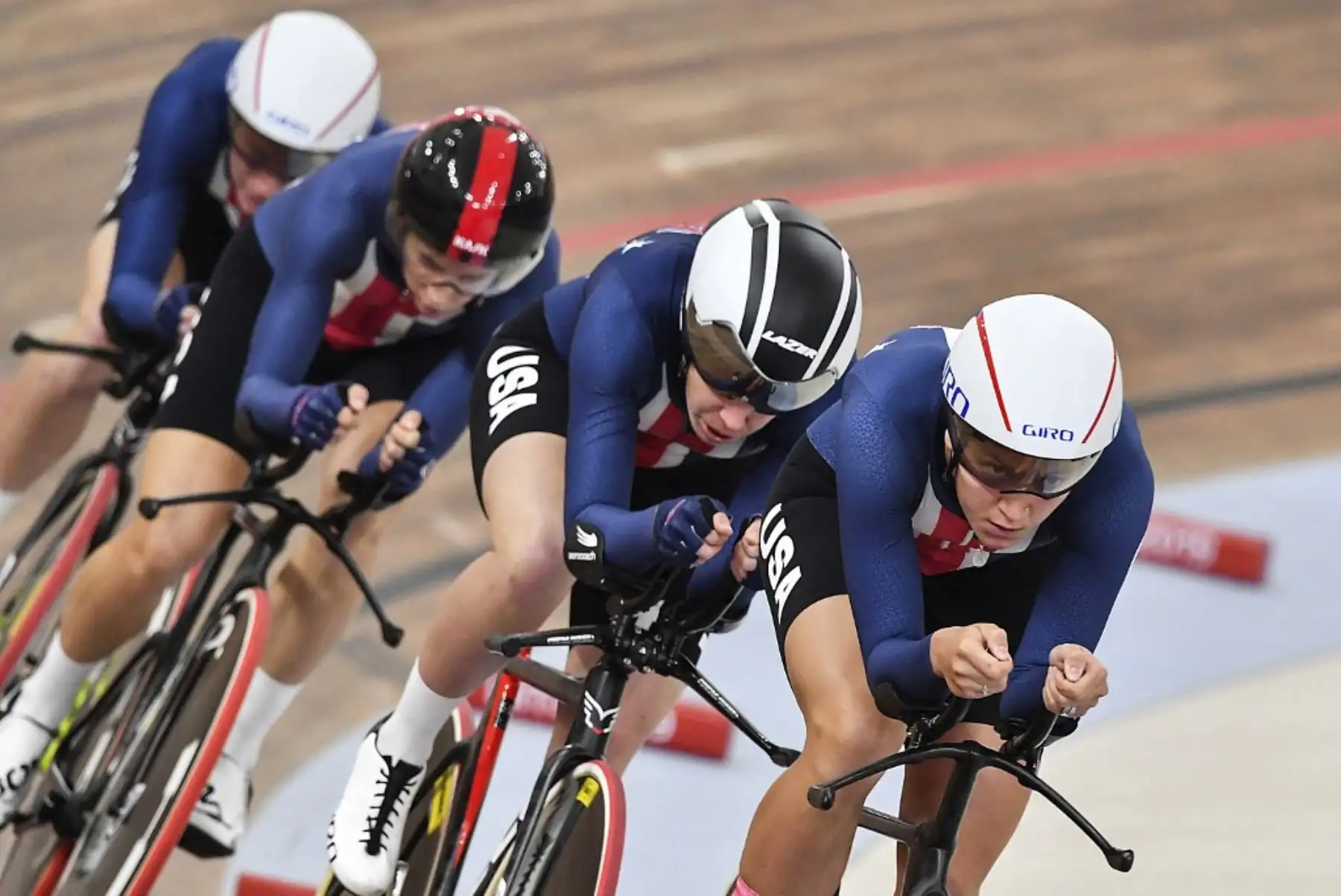 El equipo de Estados Unidos compite en la prueba clasificatoria de ciclismo de persecución por equipos de 4000 m. femenino durante los Juegos Panamericanos Lima 2019, el 1 de agosto de 2019. Foto: AFP