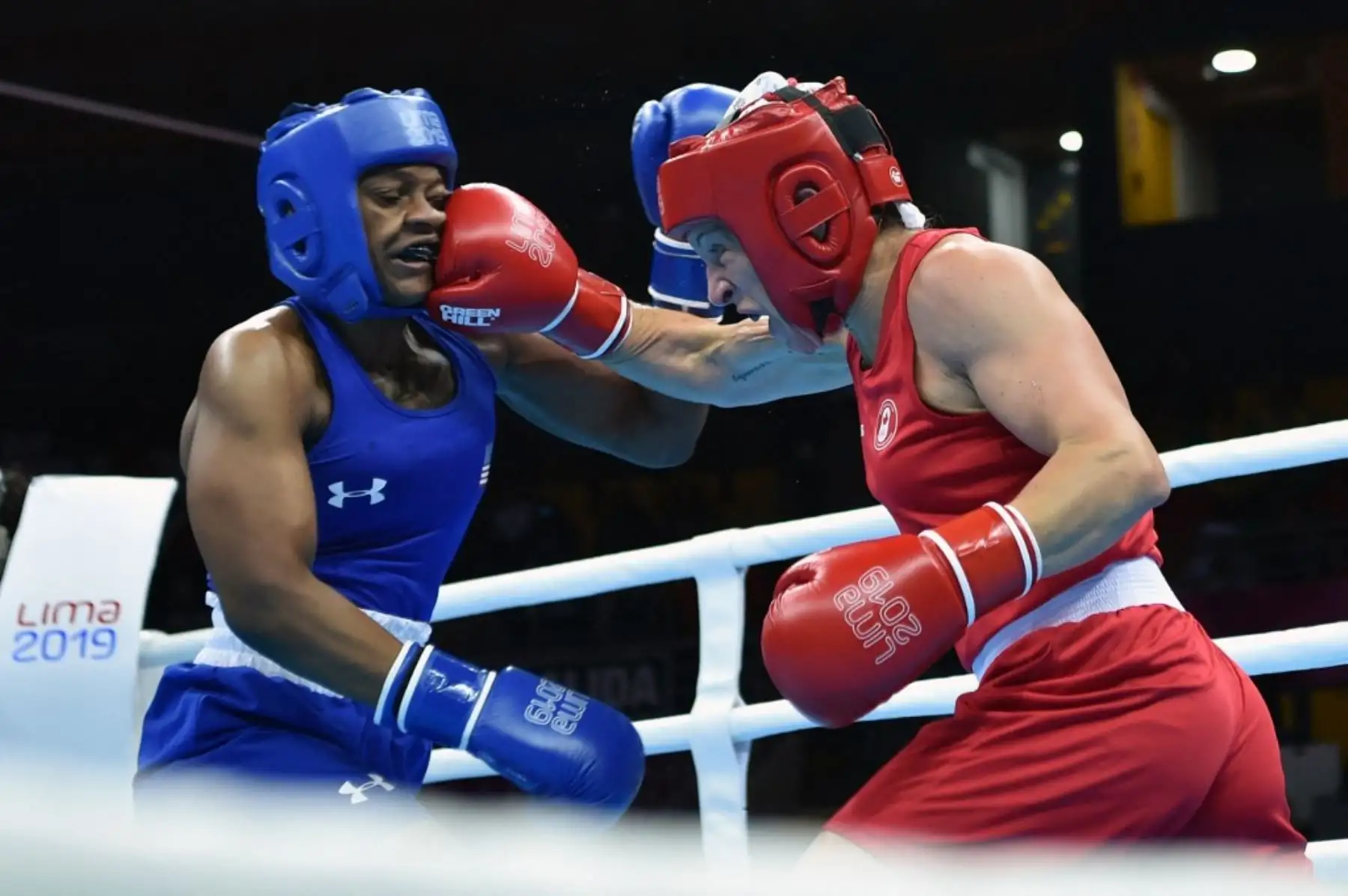 La canadiense Myriam Da Silva y la estadounidense Oshae Jones pelean durante la final welter femenina (64-69 kg) de la competencia de boxeo de los Juegos Panamericanos Lima 2019 en el Coliseo Miguel Grau del Callao, el 1 de agosto de 2019. Foto: AFP