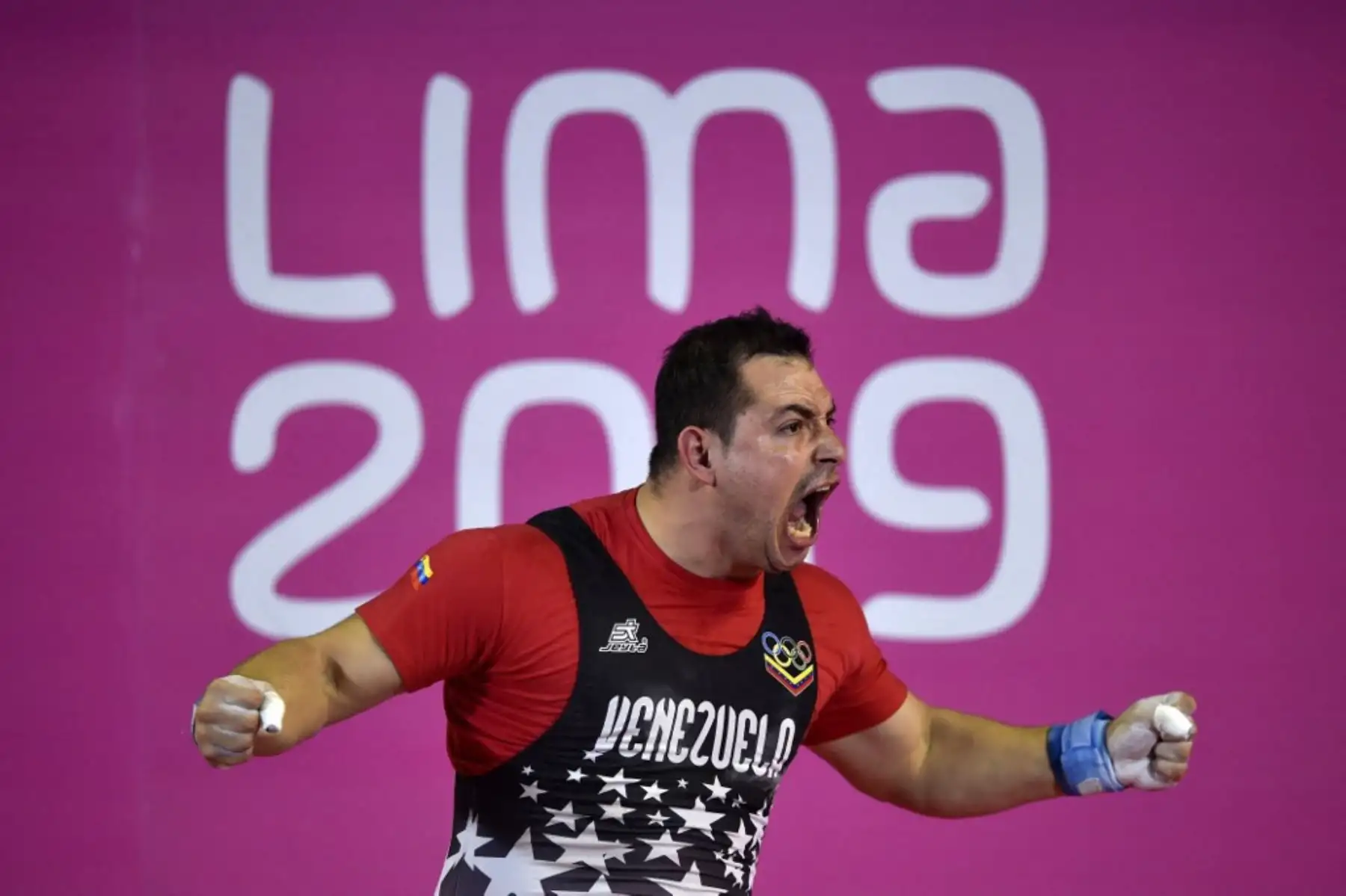 El venezolano Jesús González en la competencia de levantamiento de pesas masculino de 109 kg. en los Juegos Panamericanos Lima 2019, el 29 de julio de 2019. Foto: AFP