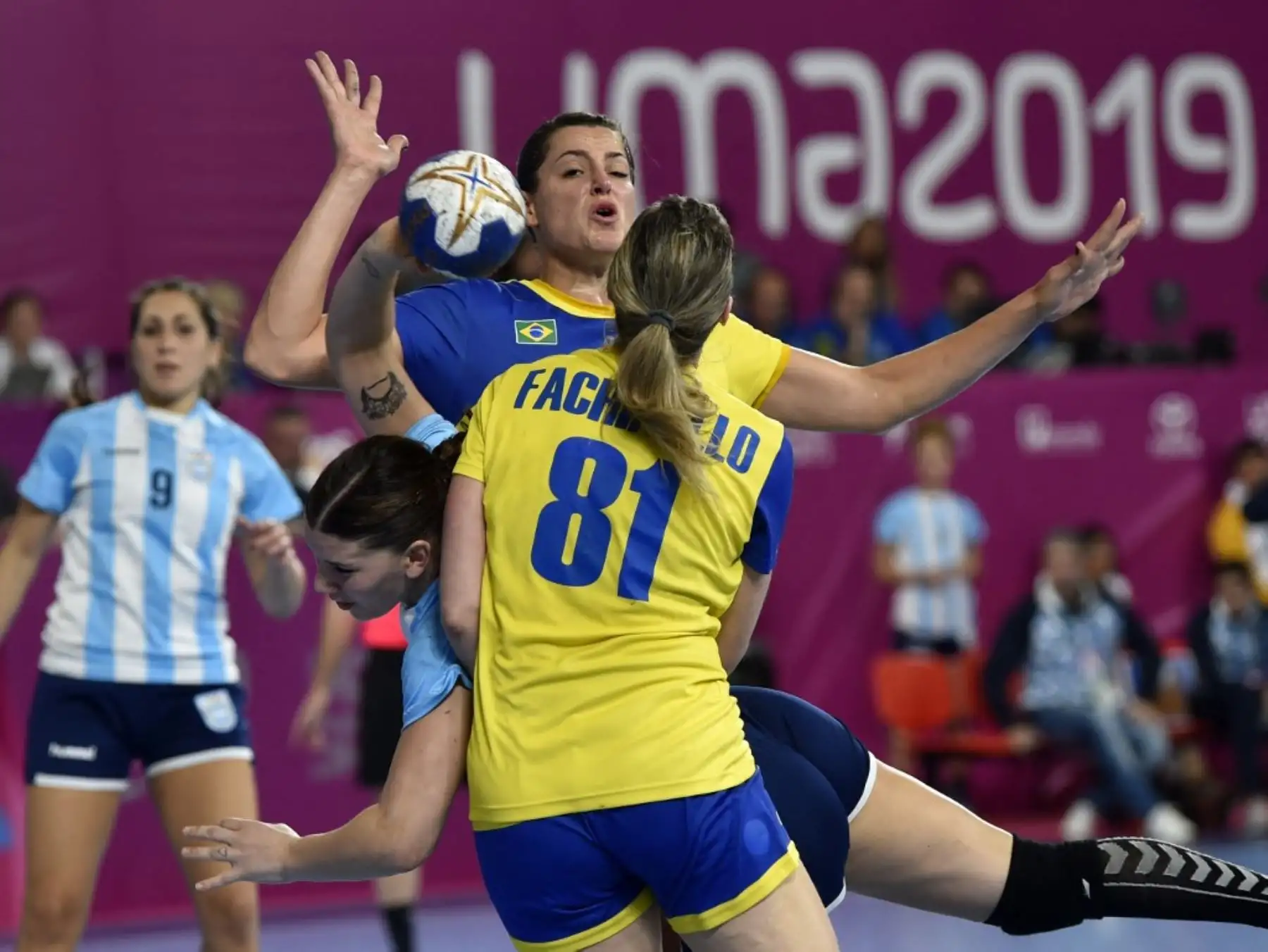 La argentina Micaela Casasola es marcada por las brasileñas Deonise Fachinello y Eduarda Amorim durante el partido por la medalla de oro de balonmano femenino de los Juegos Panamericanos Lima 2019, el 30 de julio de 2019.Foto: AFP