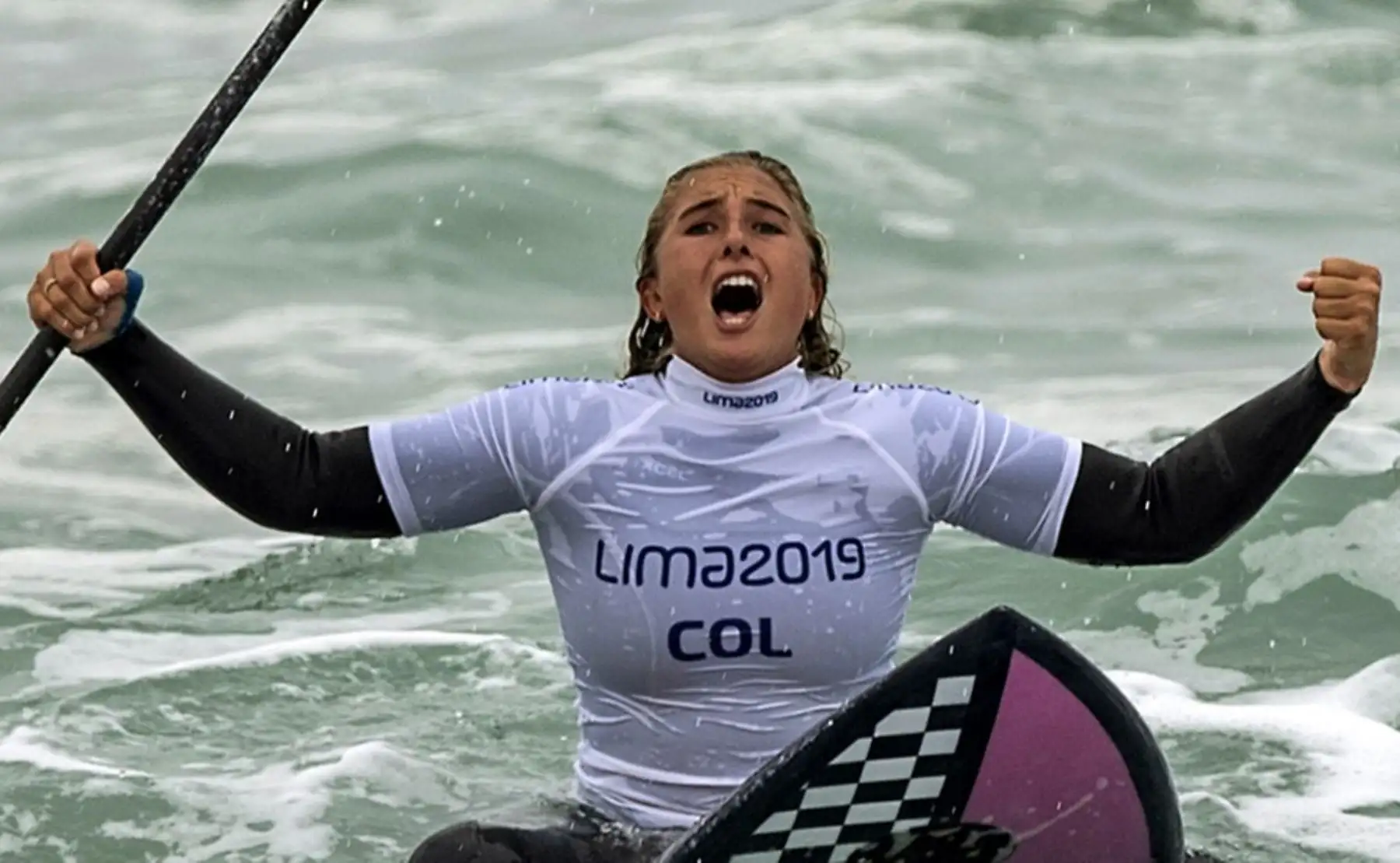 La colombiana Isabella Gómez celebra tras ganar la medalla de oro en la final de SUP de surf femenino de los Juegos Panamericanos Lima 2019 en la playa de Punta Rocas, el 4 de agosto de 2019. Foto: AFP