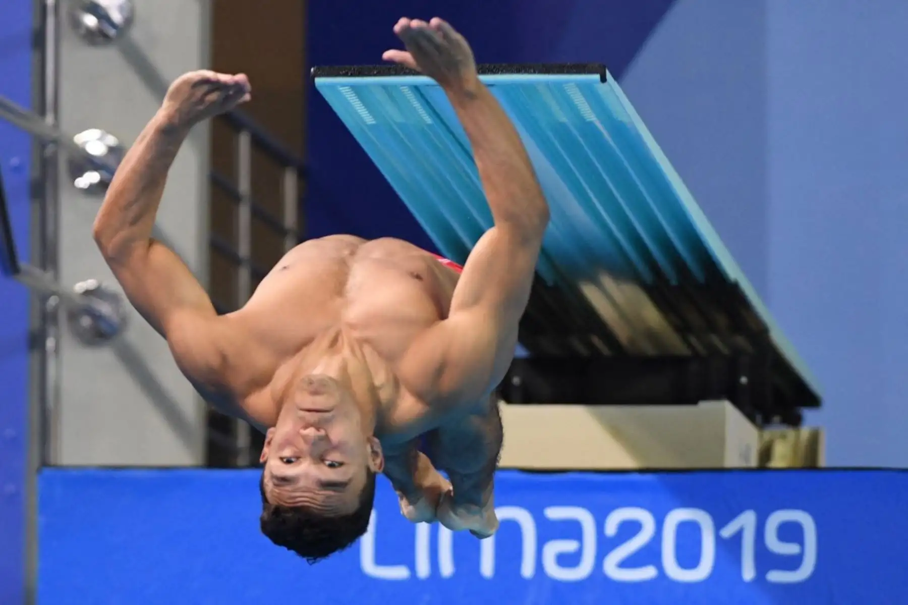 El mexicano Juan Celaya compite en la final masculina de trampolín de 3 metros de la competencia de Clavados, de los Juegos Panamericanos Lima 2019, el 4 de agosto de 2019. Foto: AFP