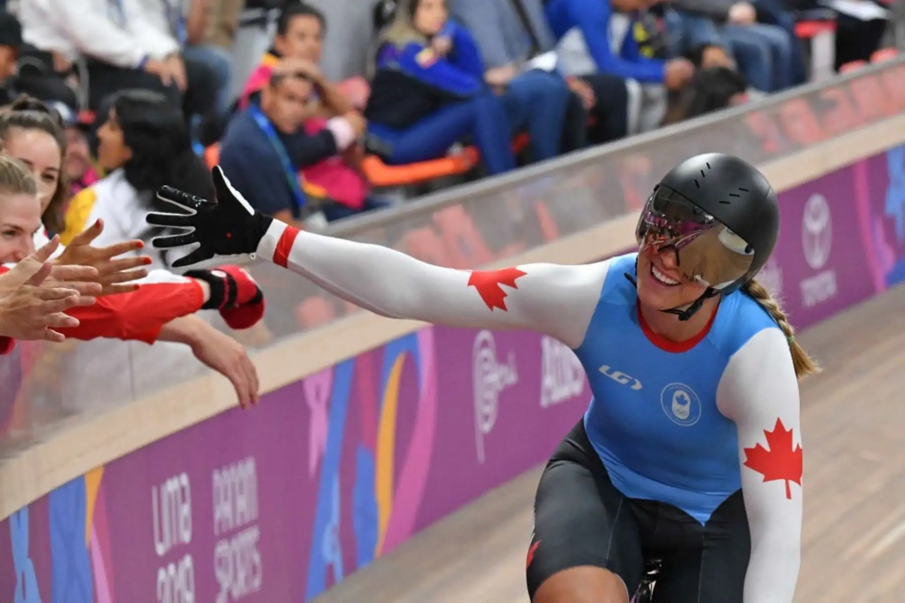 La canadiense Marie Mitchell celebra tras ganar la final de oro sprint femenina de la competencia de ciclismo, durante los Juegos Panamericanos Lima 2019,  4 de agosto de 2019. Foto: AFP