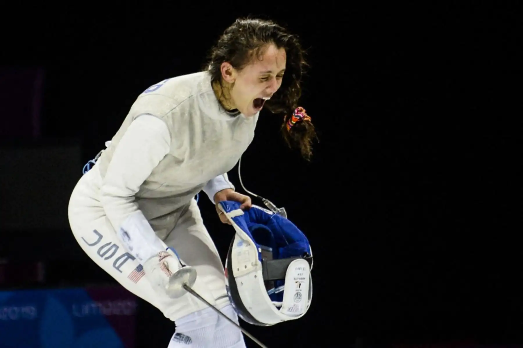 La estadounidense Lee Kiefer celebra después de derrotar a la canadiense Jessica Guoy por la medalla de oro individual en florete femenino de esgrima en los Juegos Panamericanos Lima 2019, el 5 de agosto de 2019. Foto: AFP