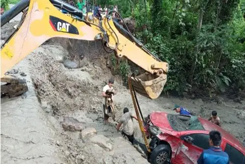 La emergencia motivó que decenas de conductores que usan la ruta Tambo-San Francisco, que conecta Ayacucho con el Vraem, queden varados por varias horas, mientras que el auto quedó sepultado en el lodo.