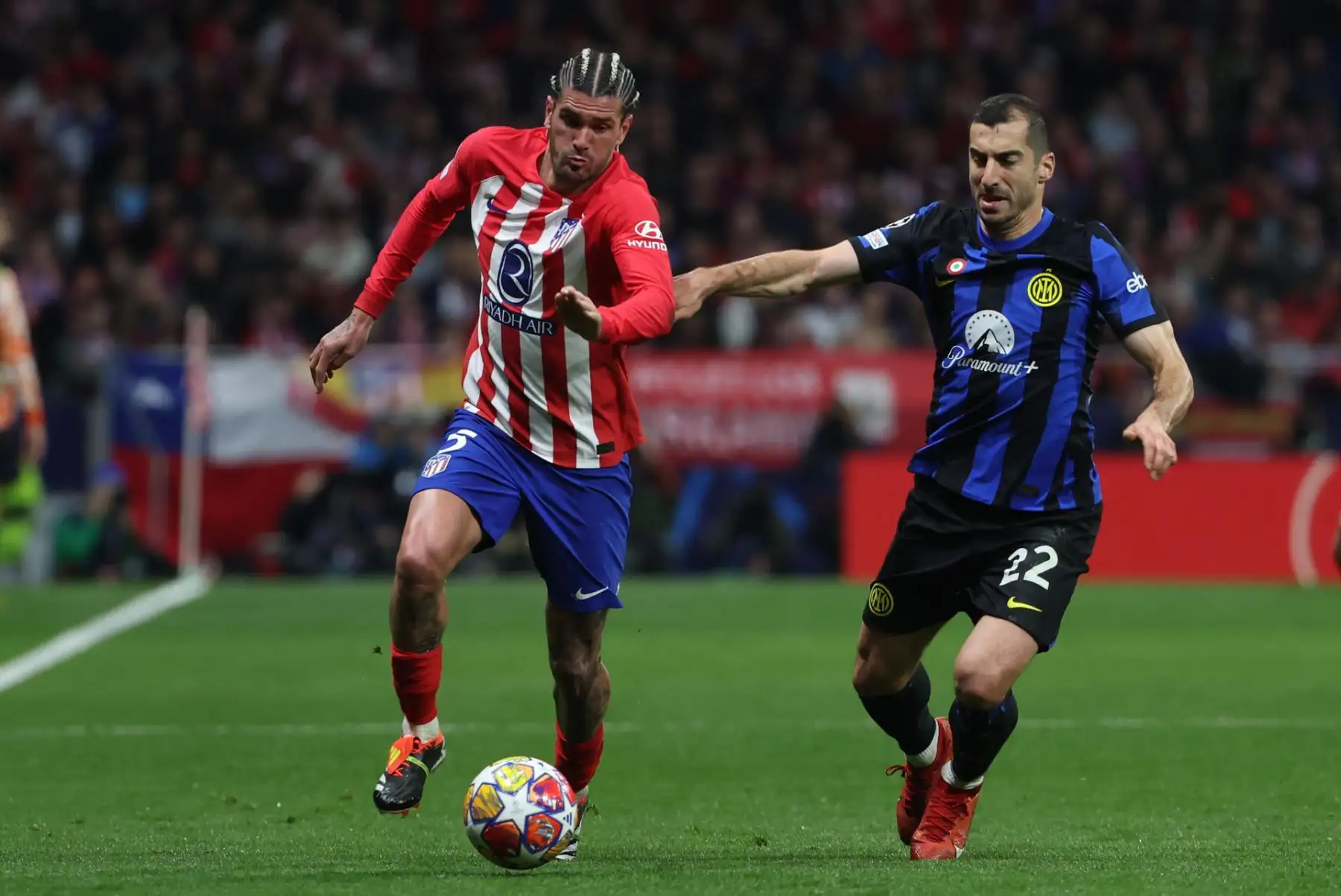 El centrocampista del Atlético Rodrigo de Paul (i) trata de escapar de Henrikh Mkhitaryan, del Inter, durante el partido de vuelta de los octavos de final de la Liga de Campeones que Atlético de Madrid e Inter de Milán disputan hoy miércoles en el estadio Metropolitano.
Foto: EFE