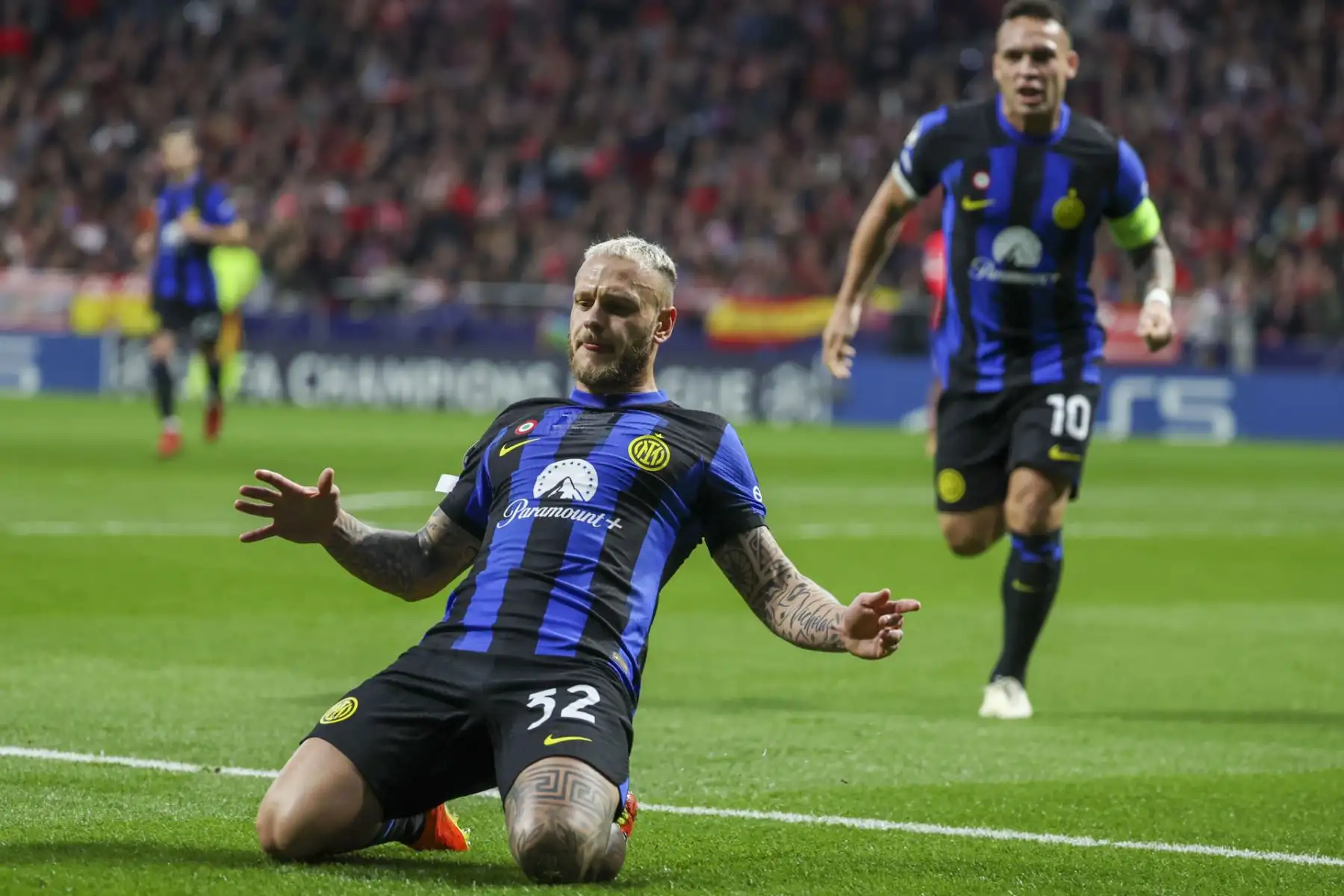 El centrocampista del Inter Federico Dimarco celebra tras marcar ante el Atlético, durante el partido de vuelta de los octavos de final de la Liga de Campeones que Atlético de Madrid e Inter de Milán disputan hoy miércoles en el estadio Metropolitano.
Foto: EFE