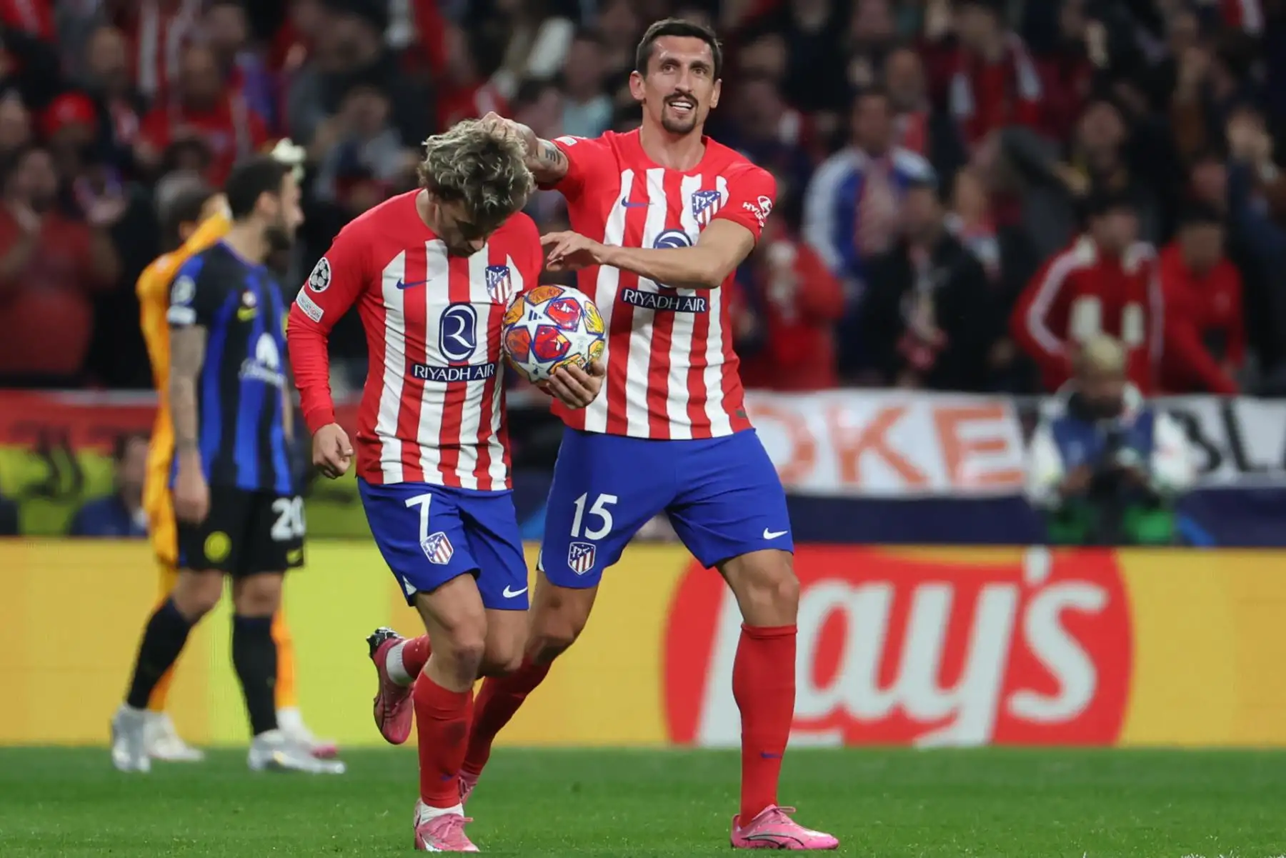 El defensa del Atlético Stefan Savic (d) felicita a Antoine Griezmann tras marcar ante el Inter, durante el partido de vuelta de los octavos de final de la Liga de Campeones que Atlético de Madrid e Inter de Milán disputan hoy miércoles en el estadio Metropolitano.
Foto: EFE