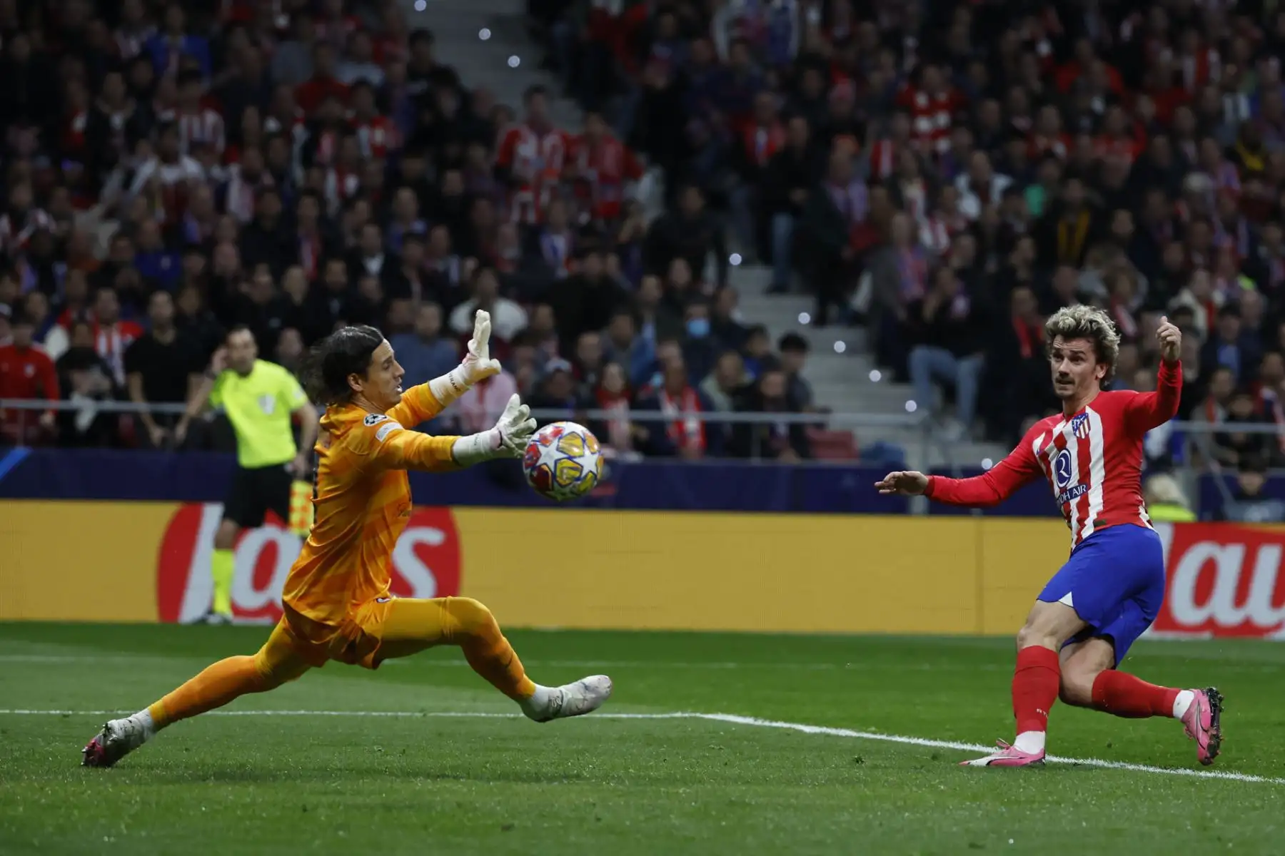 El delantero francés del Atlético de Madrid Antoine Griezmann (d) dispara para marcar su gol durante el partido de vuelta de los octavos de final de la Liga de Campeones que Atlético de Madrid e Inter de Milán disputan hoy miércoles en el estadio Metropolitano
Foto: EFE