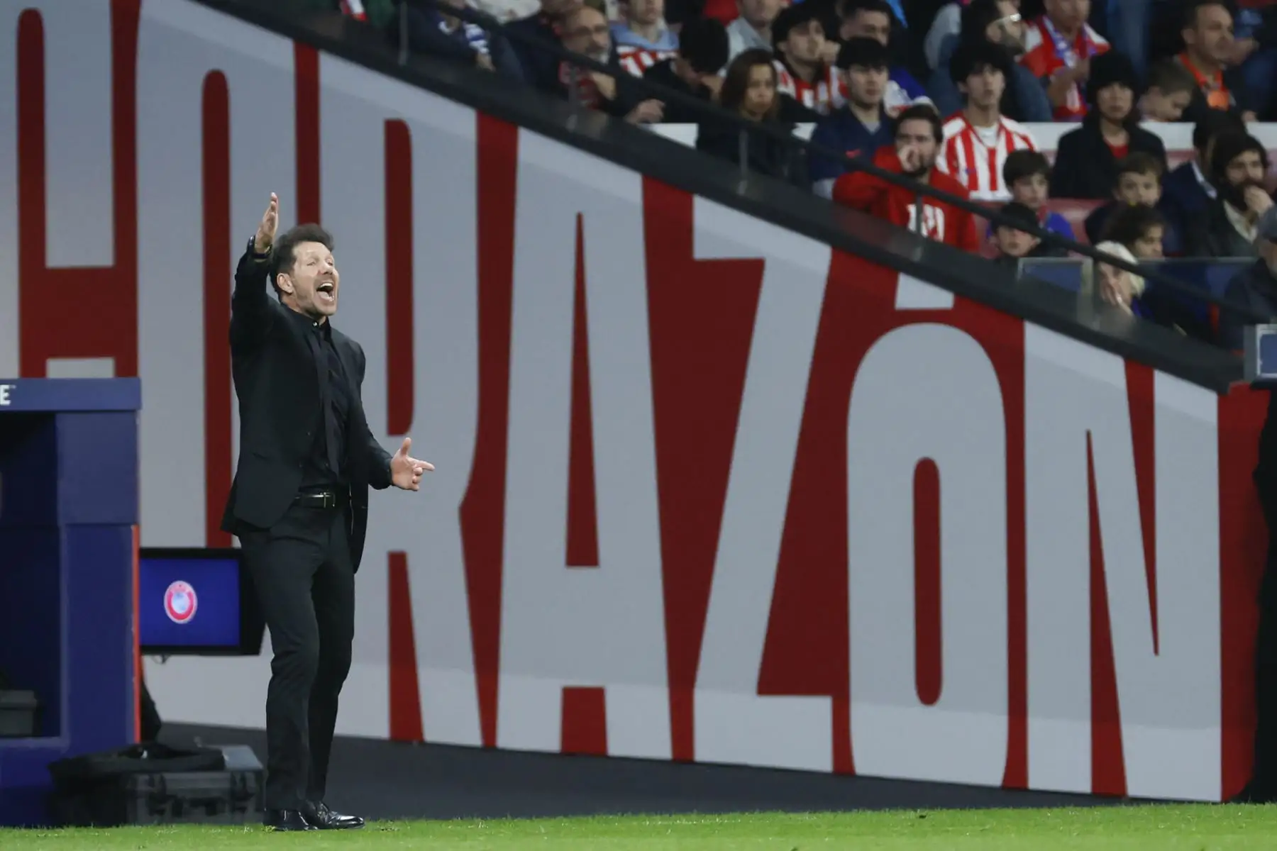 El entrenador del Atlético, Diego Simeone, durante el partido de vuelta de los octavos de final de la Liga de Campeones que Atlético de Madrid e Inter de Milán disputan hoy miércoles en el estadio Metropolitano.
Foto: EFE