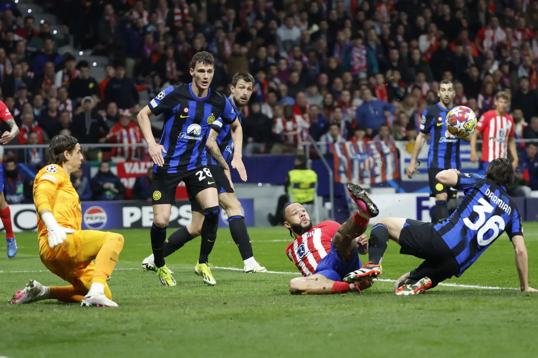 El delantero neerlandés del Atlético de Madrid, Memphis Depay (2d), intenta rematar ante el jugador del Inter, Darmian, durante el partido de vuelta de los octavos de final de la Liga de Campeones que Atlético de Madrid e Inter de Milán disputan hoy miércoles en el estadio Metropolitano.
Foto: EFE