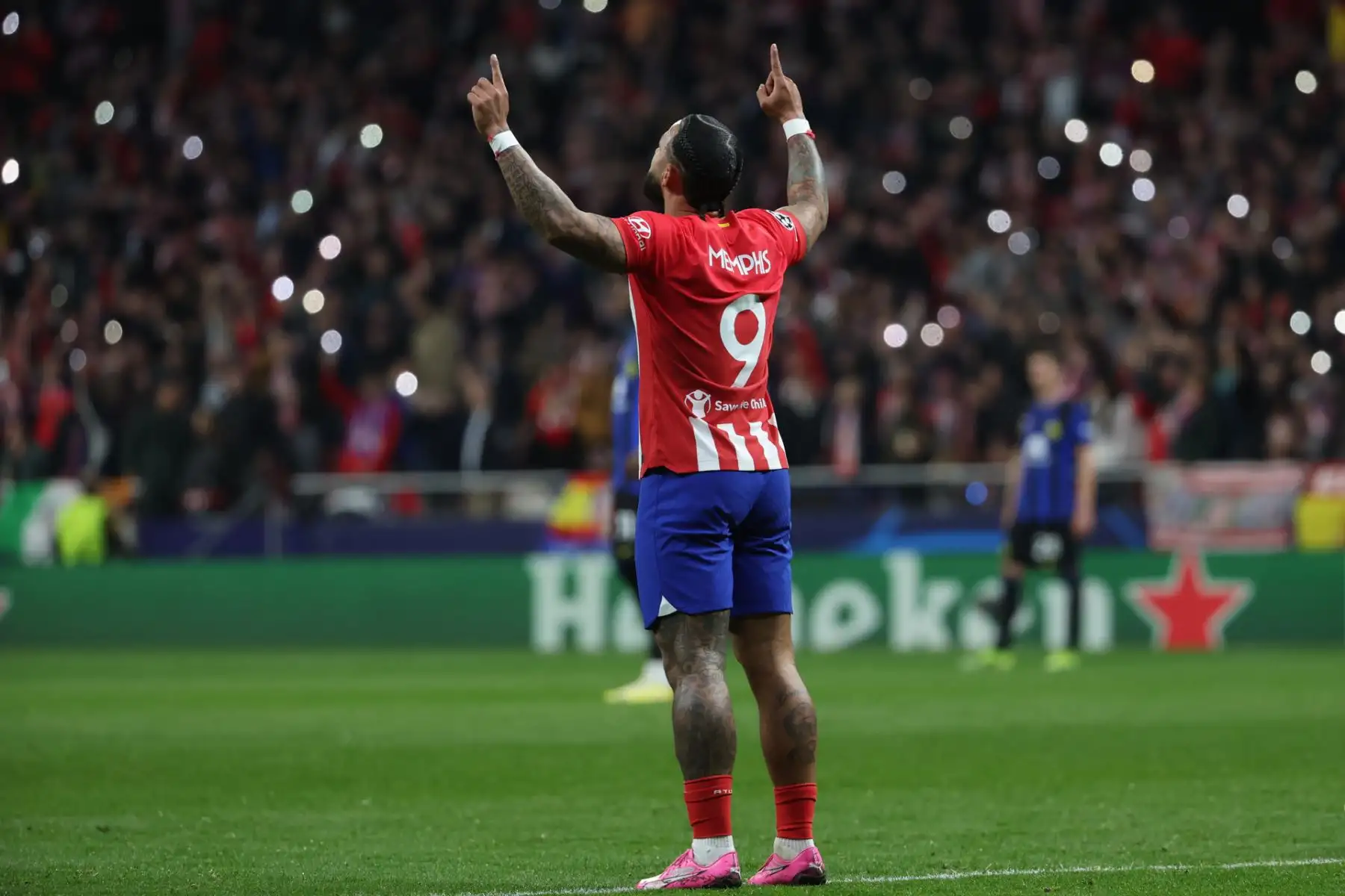 El delantero del Atlético Memphis Depay celebra tras marcar el segundo gol ante el Inter, durante el partido de vuelta de los octavos de final de la Liga de Campeones que Atlético de Madrid e Inter de Milán disputan hoy miércoles en el estadio Metropolitano.
Foto: EFE