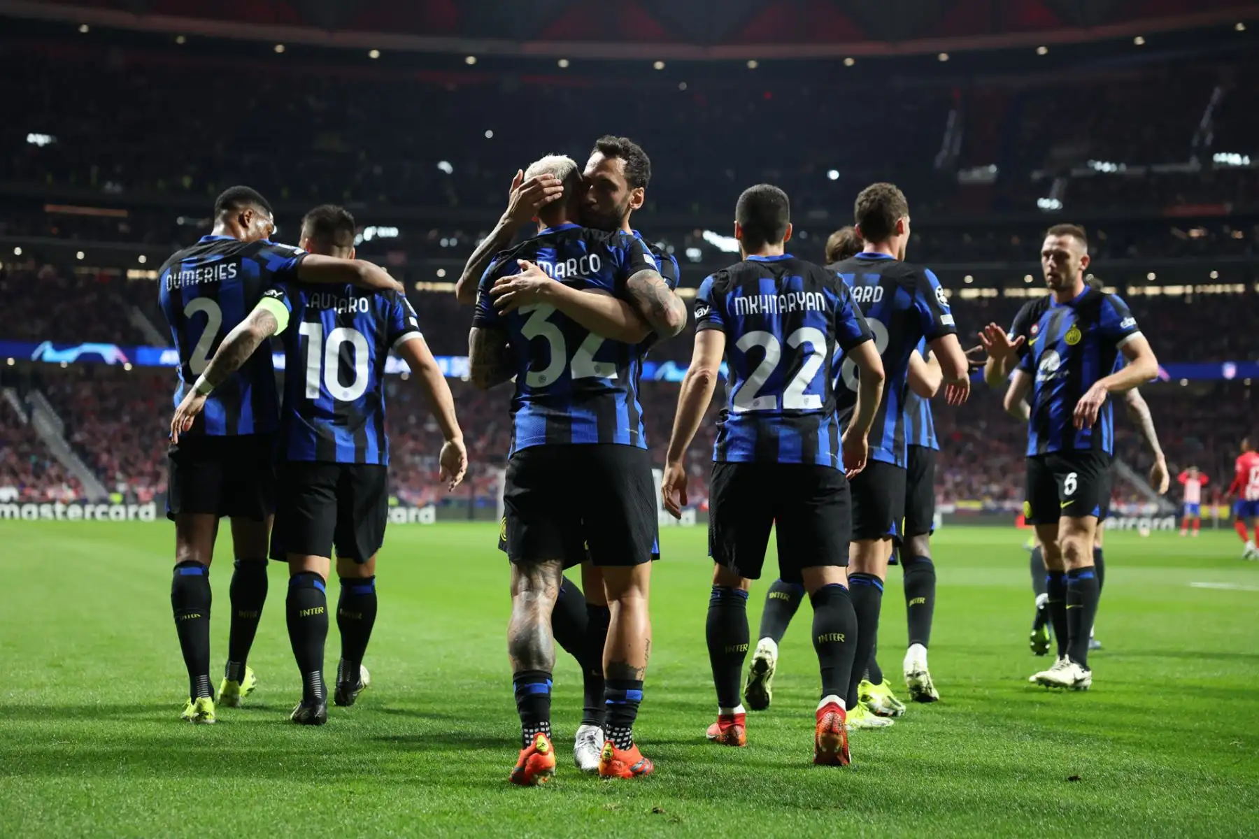 Los jugadores del Inter celebran tras marcar ante el Atlético, durante el partido de vuelta de los octavos de final de la Liga de Campeones que Atlético de Madrid e Inter de Milán disputan hoy miércoles en el estadio Metropolitano. 
Foto: EFE