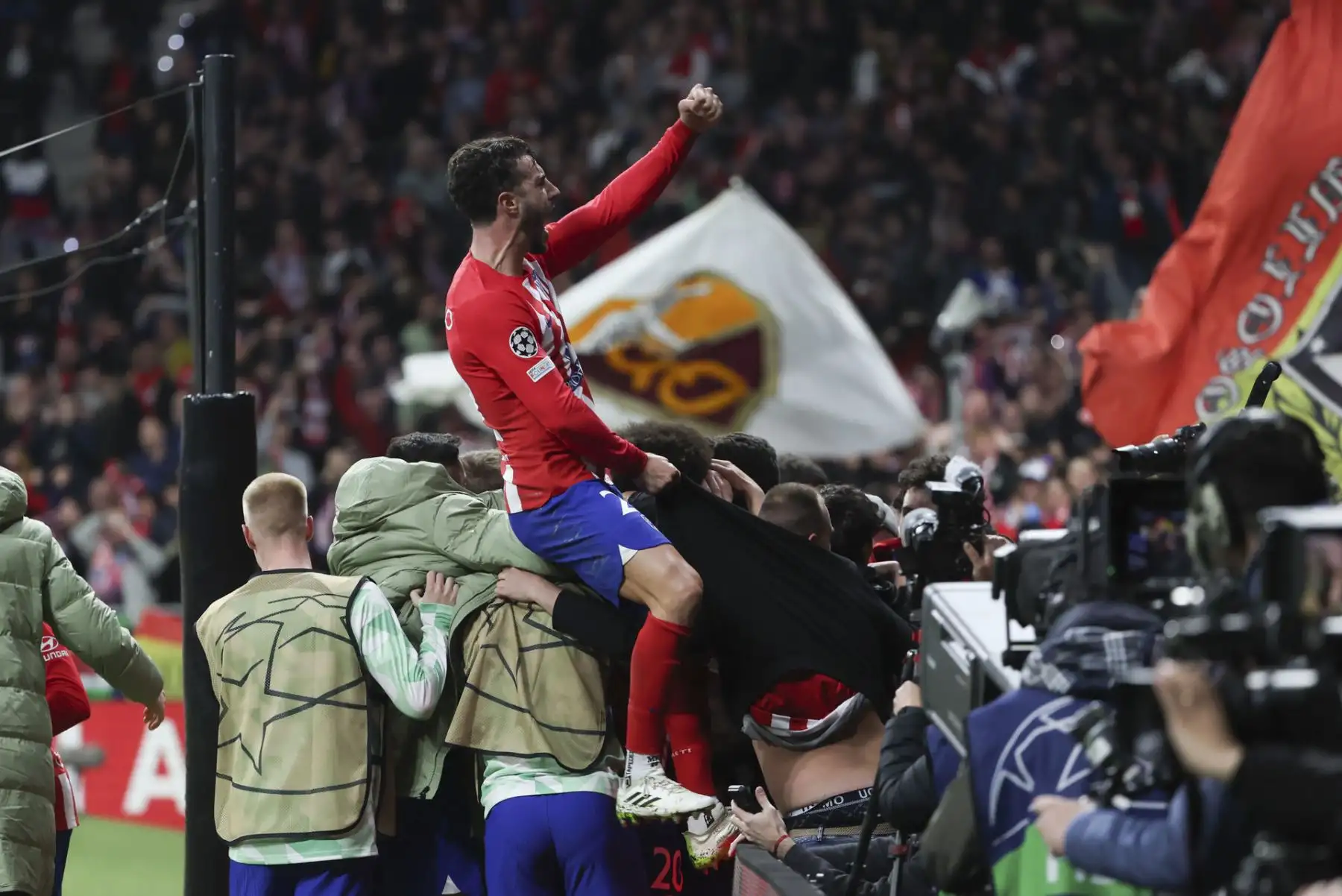 Los jugadores del Atlético de Madrid celebran el segundo gol del equipo rojiblanco durante el partido de vuelta de los octavos de final de la Liga de Campeones que Atlético de Madrid e Inter de Milán disputan hoy miércoles en el estadio Metropolitano.
Foto: EFE