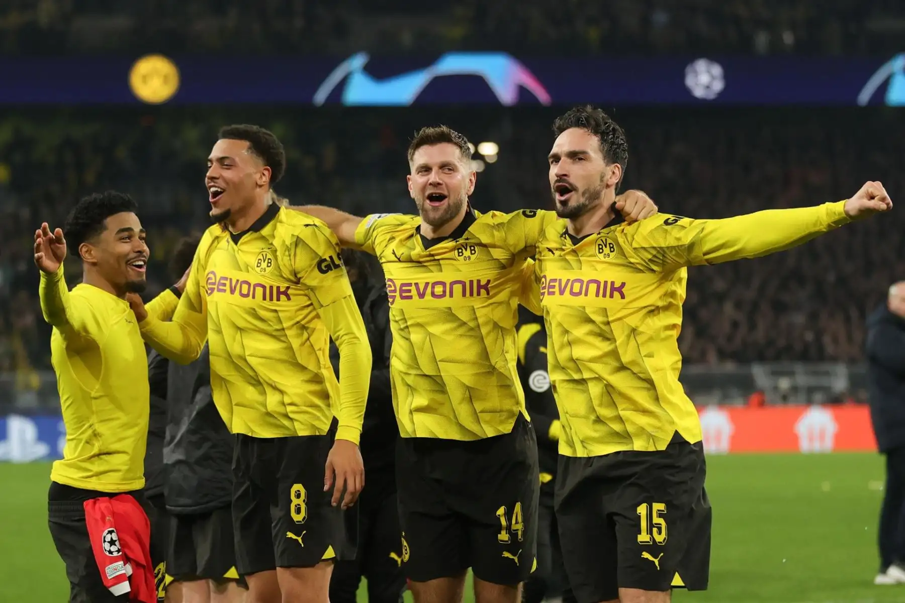 Los jugadores del Dortmund celebran después del partido de vuelta de octavos de final de la Liga de Campeones de la UEFA entre el Borussia Dortmund y el PSV Eindhoven, en Dortmund, Alemania, el 13 de marzo de 2024.
Foto: EFE