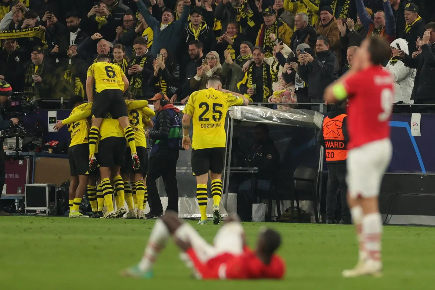 Los jugadores de Dortmund celebran el 2-0 durante los octavos de final de la Liga de Campeones de la UEFA, partido de fútbol de vuelta entre el Borussia Dortmund y el PSV Eindhoven, en Dortmund, Alemania, el 13 de marzo de 2024.
Foto: EFE