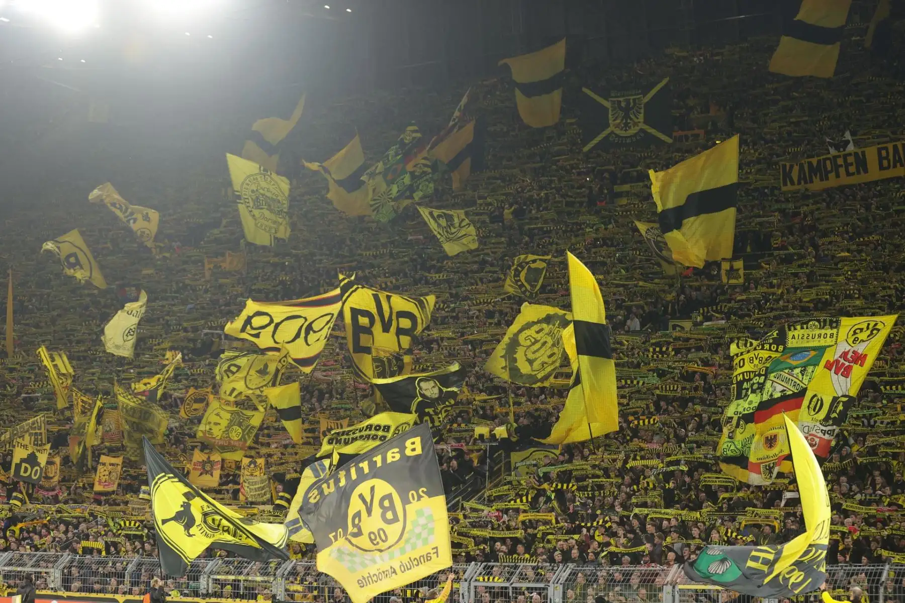 Seguidores del Dortmund antes del partido de vuelta de octavos de final de la Liga de Campeones de la UEFA entre el Borussia Dortmund y el PSV Eindhoven, en Dortmund, Alemania, el 13 de marzo de 2024.
Foto: EFE